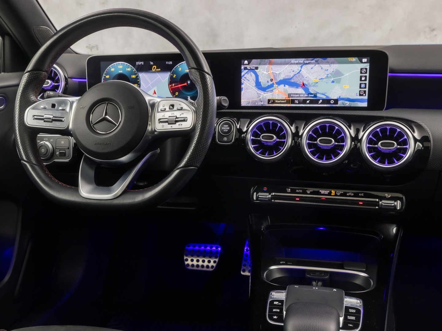 Mercedes-Benz A-Klasse 200 AMG Sport 163Pk Automaat (PANORAMADAK, GROOT NAVI, SFEERVERLICHTING, CAMERA, STOELVERWARMING, SPORTSTOELEN, GETINT GLAS, LEDER/ALCANTARA, NIEUWSTAAT)