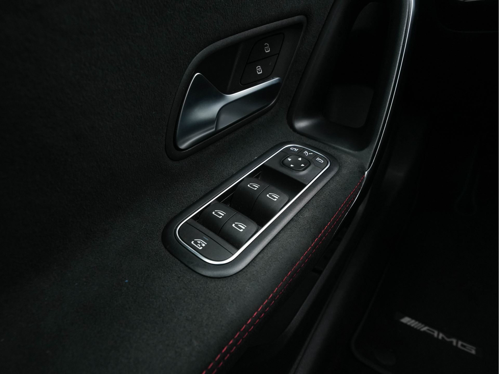 Mercedes-Benz A-klasse 180 AMG-Sport-Pack Business Solution *PANO | WIDESCREEN-DIGI-COCKPIT | FULL-LED | LEATHER-MICROFIBRE | CAMERA | ECC | PDC | CRUISE | HEATED-SPORTSEATS | PRIVACY-GLASS | 18"ALU*