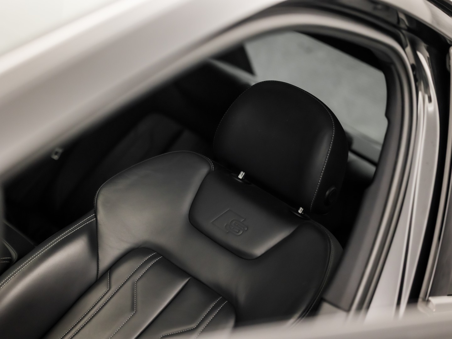 Audi A6 55 TFSI e Quattro S-Line Competition 367Pk Automaat (PANORAMADAK, CARBON PACK, BANG&OLUFSEN, APPLE CARPLAY, CAMERA, MEMORY SEATS, GETINT GLAS, HEAD-UP DISPLAY, ADAPTIVE CRUISE, SFEERVERLICHTING, NIEUWSTAAT)