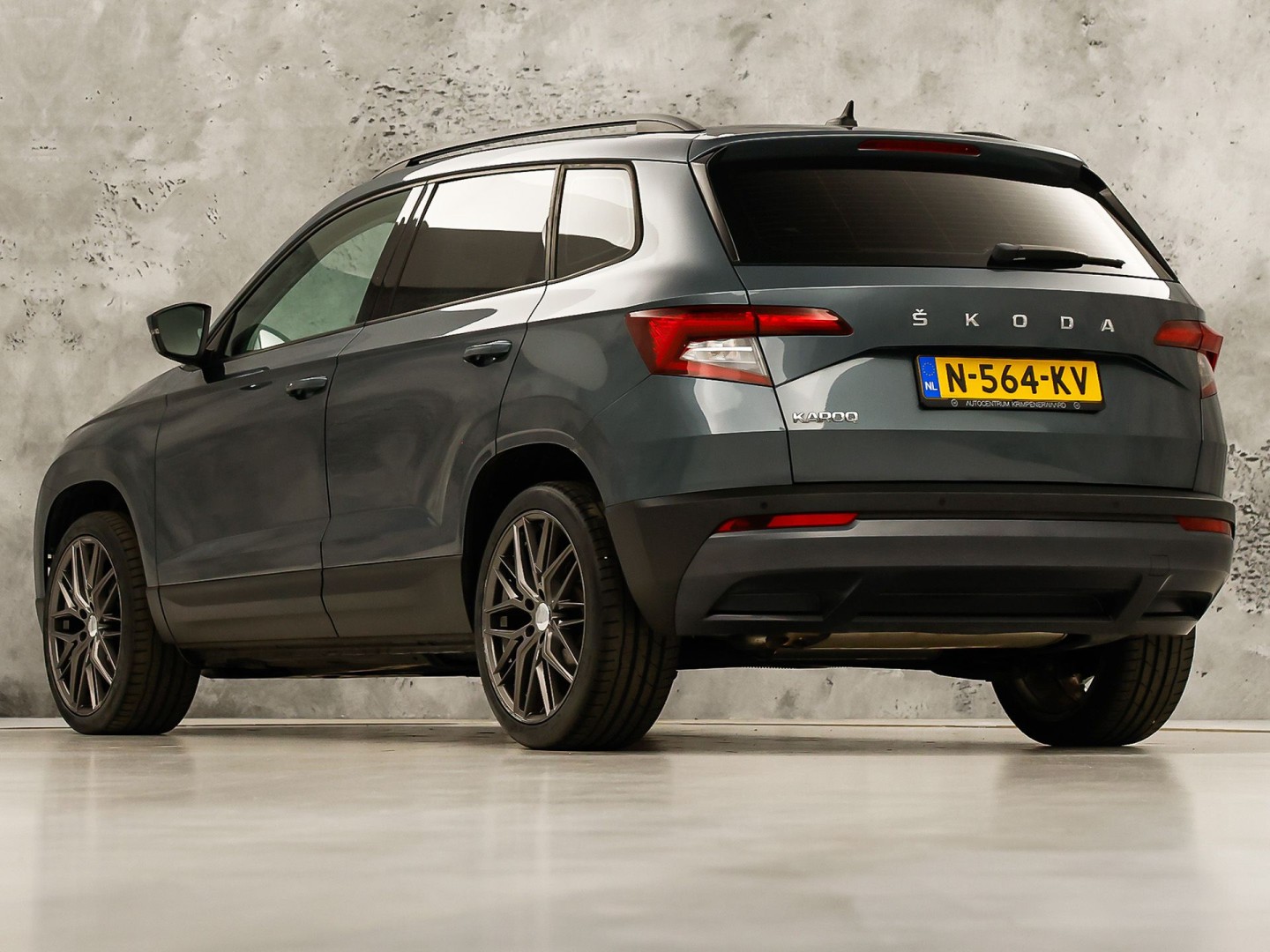 Škoda Karoq 1.5 TSI ACT Sport 150Pk (APPLE CARPLAY, CLIMATE, STOELVERWARMING, GETINT GLAS, SPORTSTOELEN, PARKEERSENSOREN, CRUISE, NIEUWSTAAT)