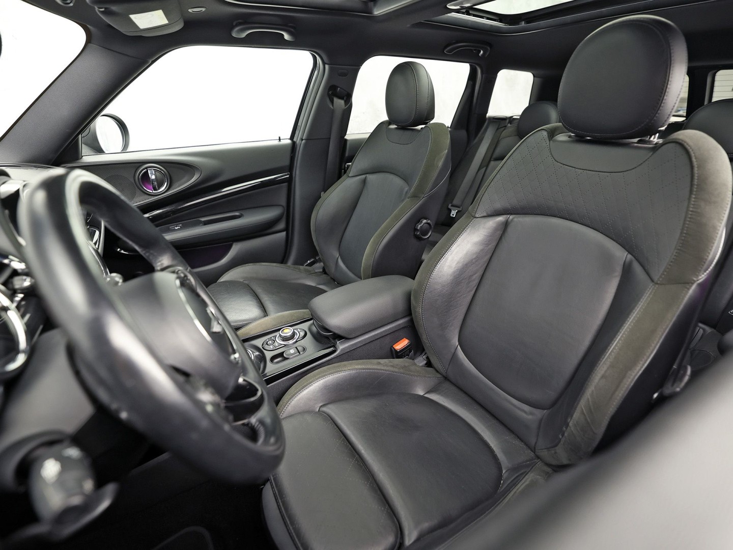 MINI Clubman 1.5 Chili Black Sport Automaat (PANORAMADAK, NAVIGATIE, LEDEREN SPORTSTOELEN, STOELVERWARMING, CRUISE, CLIMATE, ZWART HEMEL, NIEUWE APK)