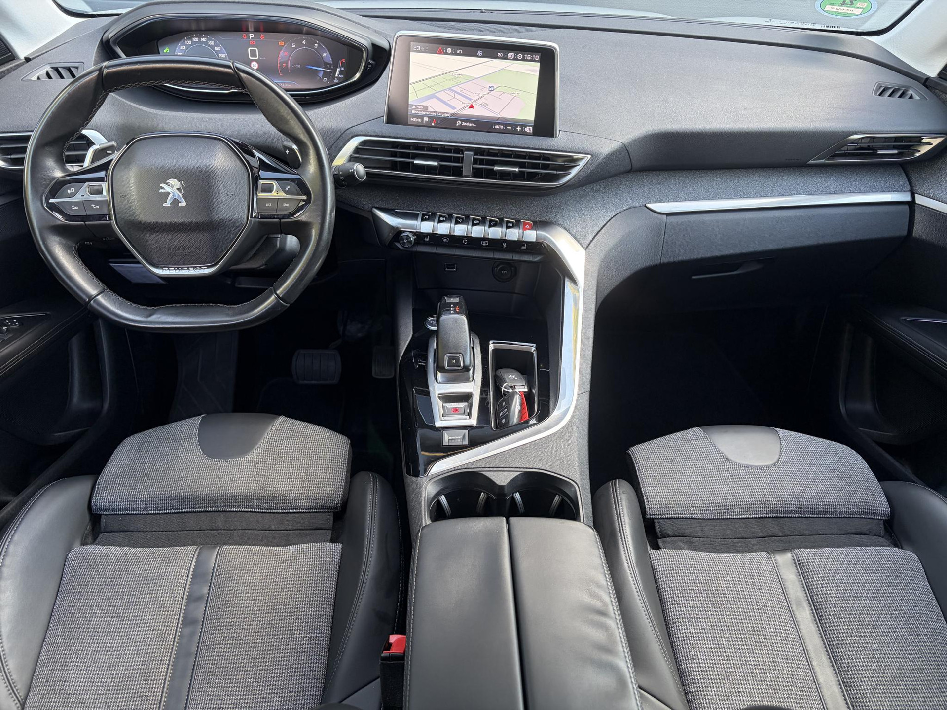 Peugeot 3008 1.2 PureTech Allure ✓1e Eigenaar✓D-riem vv 2024✓360° Camera✓Navi✓Trekhaak✓Carplay✓131pk✓Dealer Onderhouden✓Keyless✓Memory stoelen✓Halfleder✓Pdc V+A✓Stoelverw✓Dodehoeksensor✓17''Lm velgen✓N.A.P✓Apk tot 03-2027