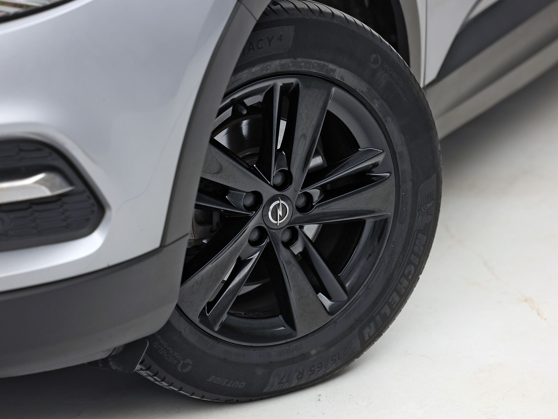 Opel Grandland X 1.2 Turbo Sport (APPLE CARPLAY, NAVIGATIE, GETINT GLAS, CRUISE, SPORTSTOELEN, ARMSTEUN, LM VELGEN, NIEUWE APK, NIEUWSTAAT)