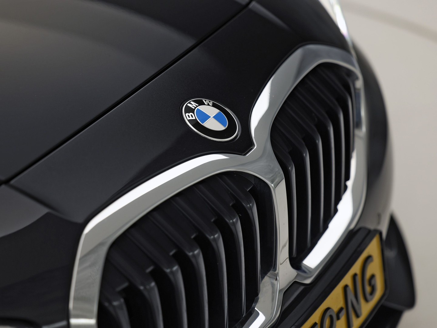 BMW 1 Serie 118i Sport Automaat (APPLE CARPLAY, DEALER ONDERHOUDEN, GROOT NAVI, CAMERA, STUUR/STOELVERWARMING, SPORTSTOELEN, TREKHAAK, GETINT GLAS, ELEK ACHTERKLEP, NIEUWSTAAT)