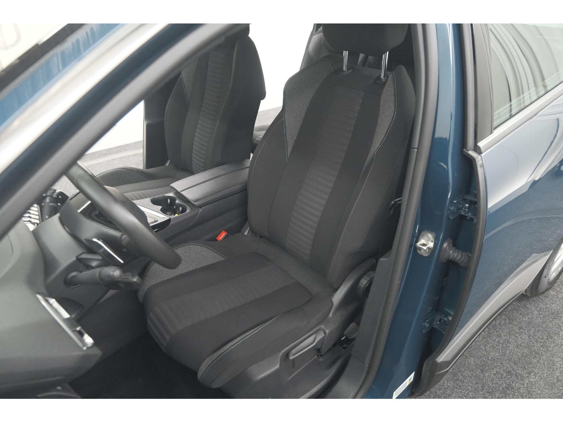 Peugeot 5008 PureTech 130 EAT8 Active Pack | 7 Zitplaatsen | Camera | Navigatie | Apple Carplay | Parkeersensoren