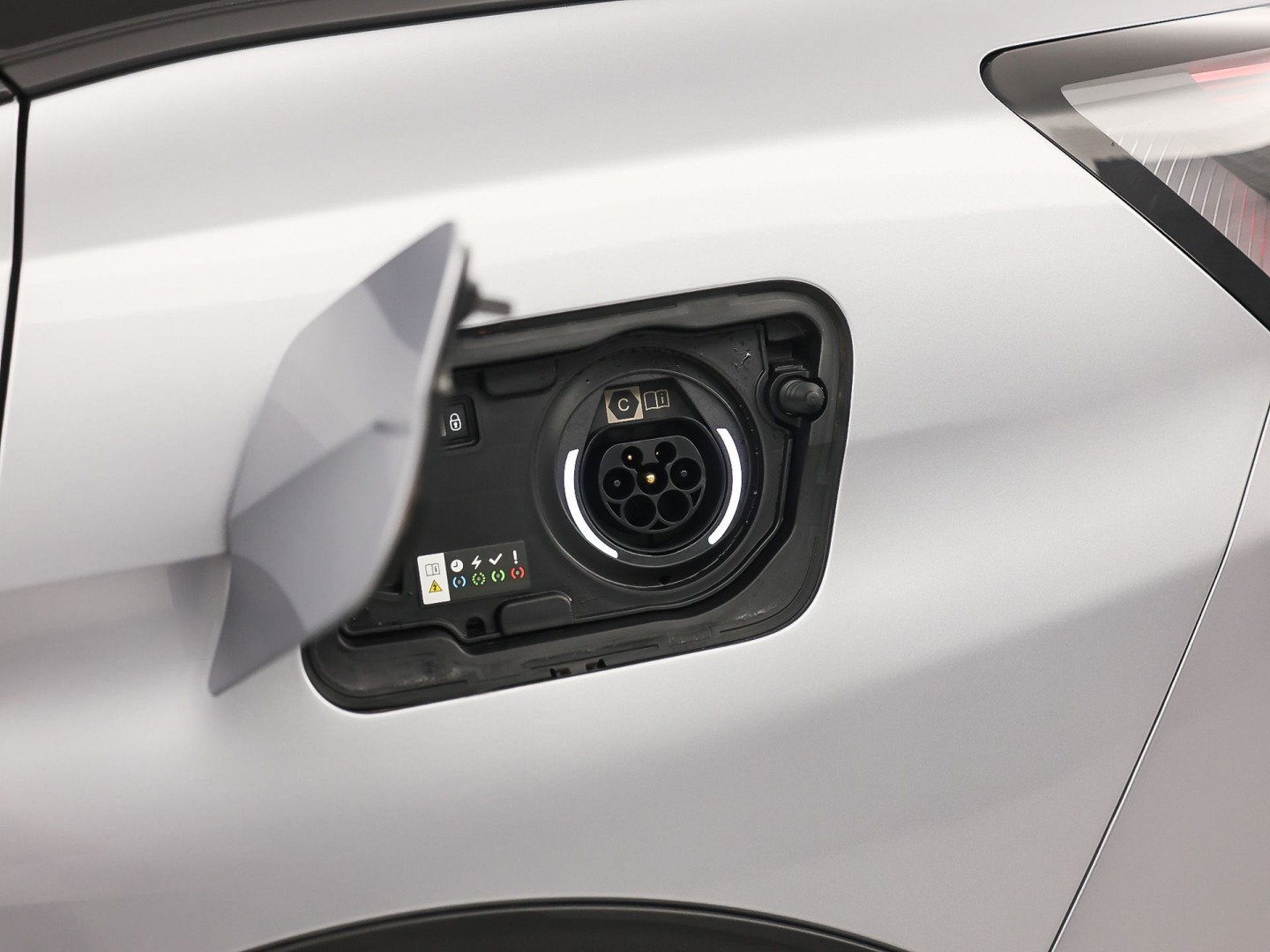 Peugeot 3008 1.6 HYbrid 225 Allure Sport 225Pk Automaat (APPLE CARPLAY, GROOT NAVI, KEYLESS, LEDER, 360 CAMERA, SPORTSTOELEN, ZWART HEMEL, GETINT GLAS, NIEUWSTAAT)
