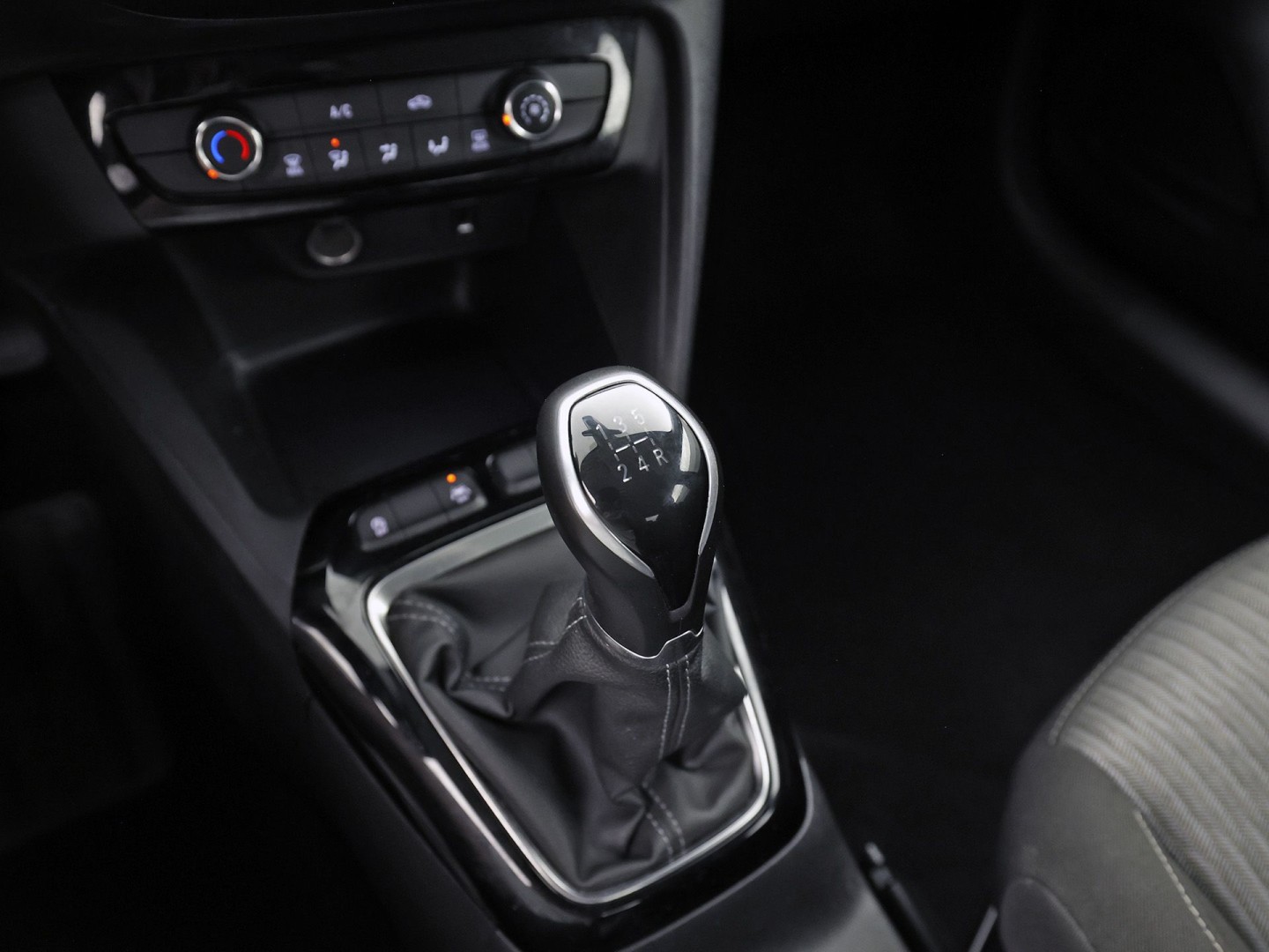 Opel Corsa 1.2 Sport (APPLE CARPLAY, GROOT NAVI, CRUISE, LM VELGEN, SPORTSTOELEN, LANE ASSIST, NIEUWSTAAT)