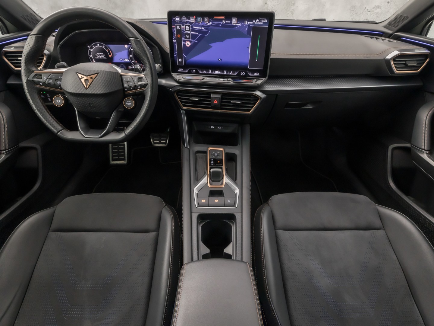 CUPRA Leon 1.5 TSI Sport 150Pk Automaat (APPLE CARPLAY, GROOT NAVI, KUIPSTOELEN, SENNHEISER AUDIO, CAMERA, STUUR/STOELVERWARMING, GETINT GLAS, NIEUWSTAAT)