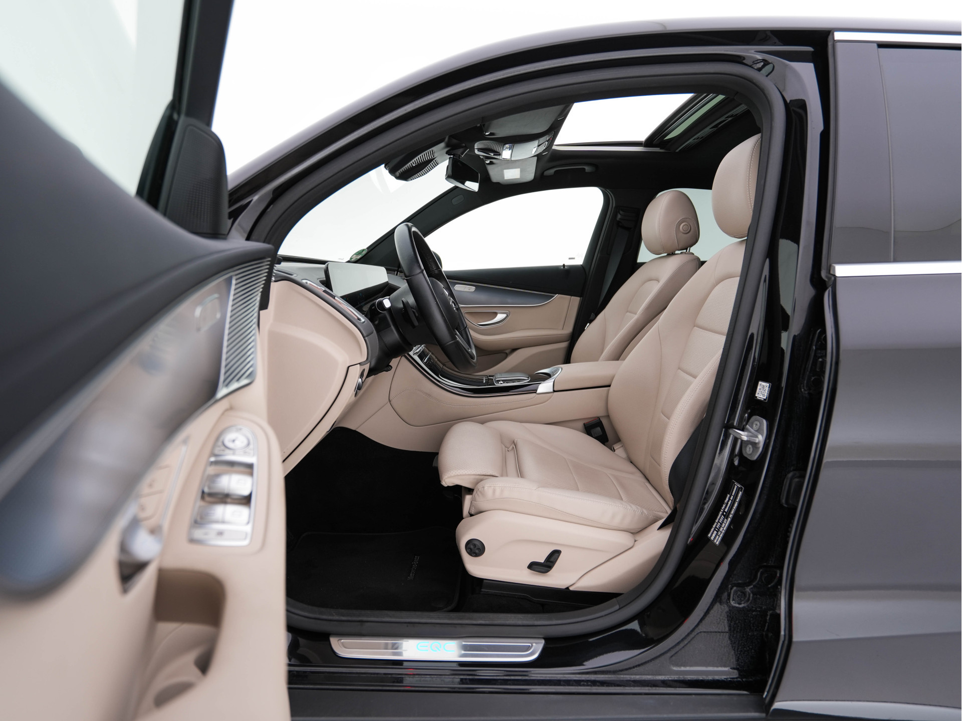 Mercedes-Benz EQC 400 4MATIC Business Solution 80 kWh {SOH-93%} (INCL-BTW) Aut *PANO | LEATHER | DIGI-WIDESCREEN | MEMORY-PACK | TOPVIEW | KEYLESS | HEATED-SPORTSEATS | DAB+ | PRIVACY-GLASS | TOWBAR | AMBIENTLIGHT | SHIFTPADDLES | 19' ALU*