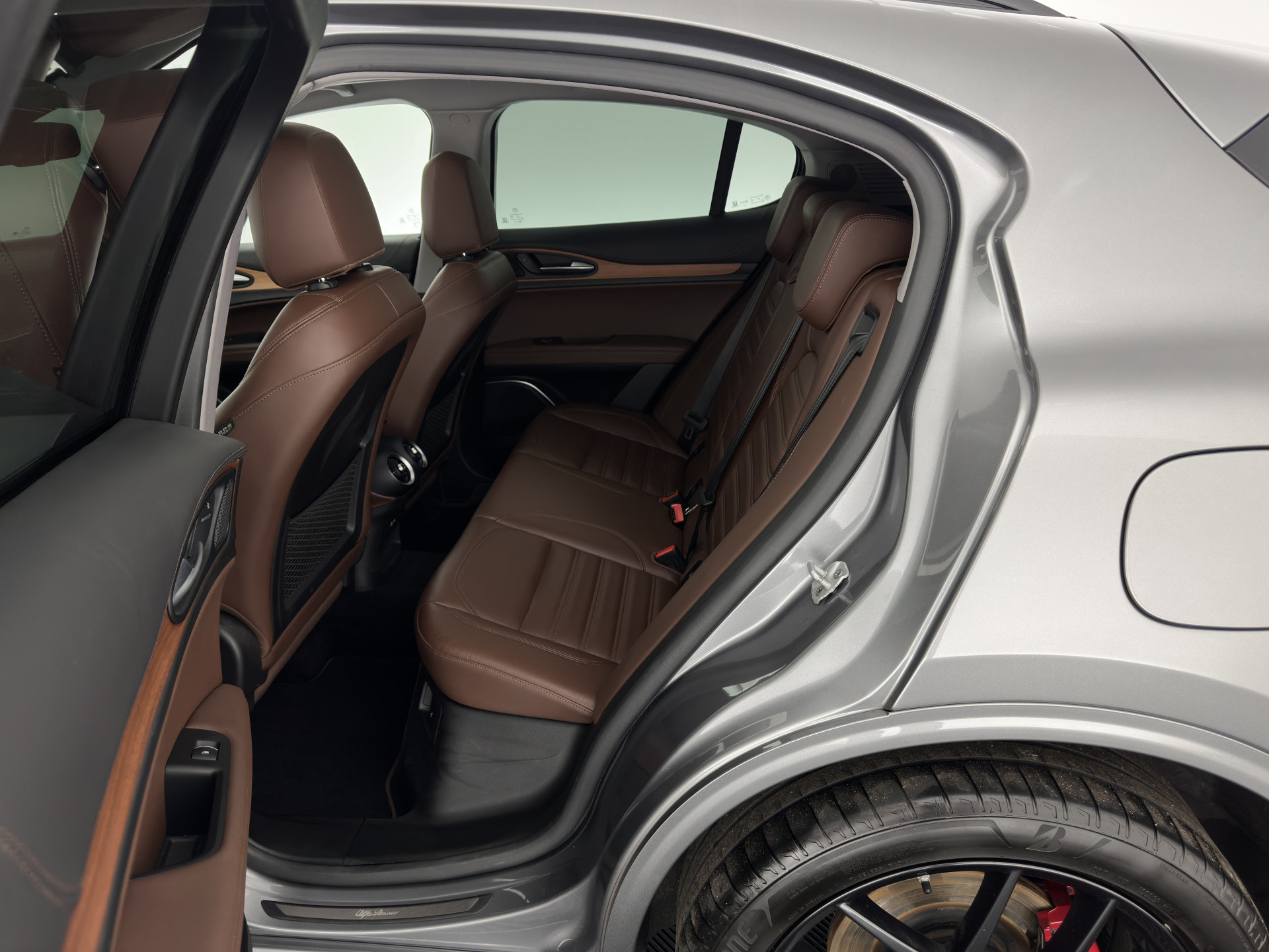 Alfa Romeo Stelvio 2.0 T Veloce AWD B-Tech Business Edition Aut. *PANO | LEATHER | XENON | ADAPTIVE-CRUISE | MEMORY-PACK | BLIND-SPOT | HEATED-SPORTSEATS | CAMERA | DAB+ | KEYLESS | SHIFT-PADDLES | PRIVACY-GLASS | NAVI-FULLMAP | TOWBAR | 20''