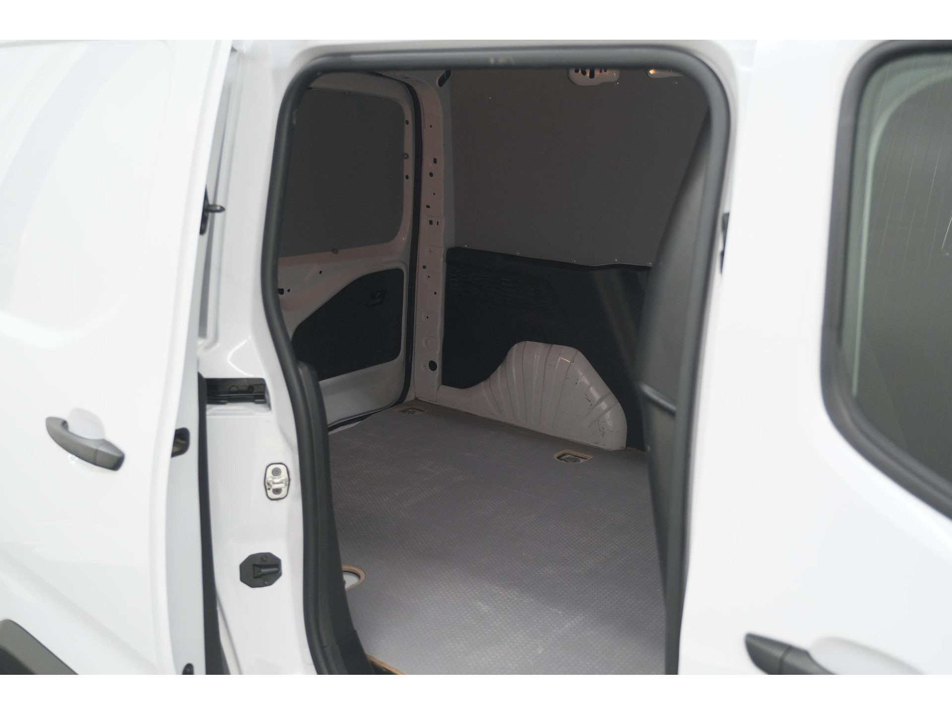 Peugeot Partner 1.5 BlueHDi 130 EAT8 S&S L1 | Trekhaak | Laadruimte-Pakket | Camera | Dodehoekdetectie