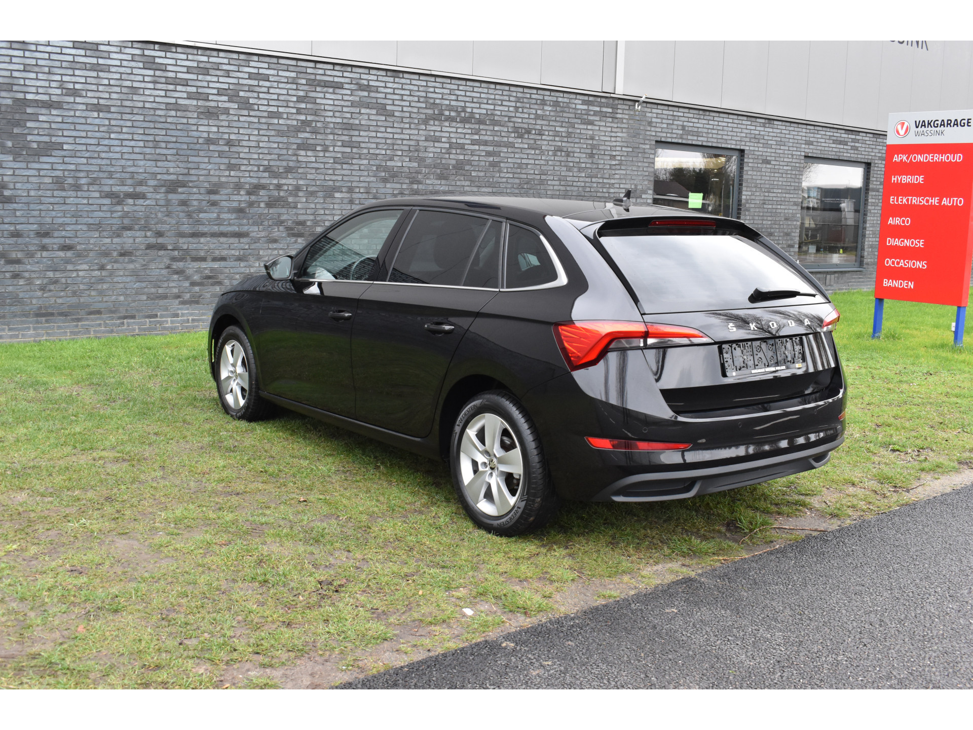 ŠKODA Scala 1.0 TSI Ambition Automaat Carplay Navigatie Front/lane assist Stoelverwarming Parkeer sensoren