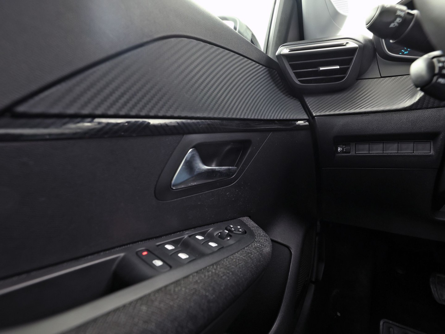 Peugeot 208 1.2 Hybrid 110 e-DCS6 Sport Style Automaat (APPLE CARPLAY, NAVIGATIE, PARKEERSENSOREN, SPORTSTOELEN, LANE ASSIST, CRUISE, NIEUWSTAAT)