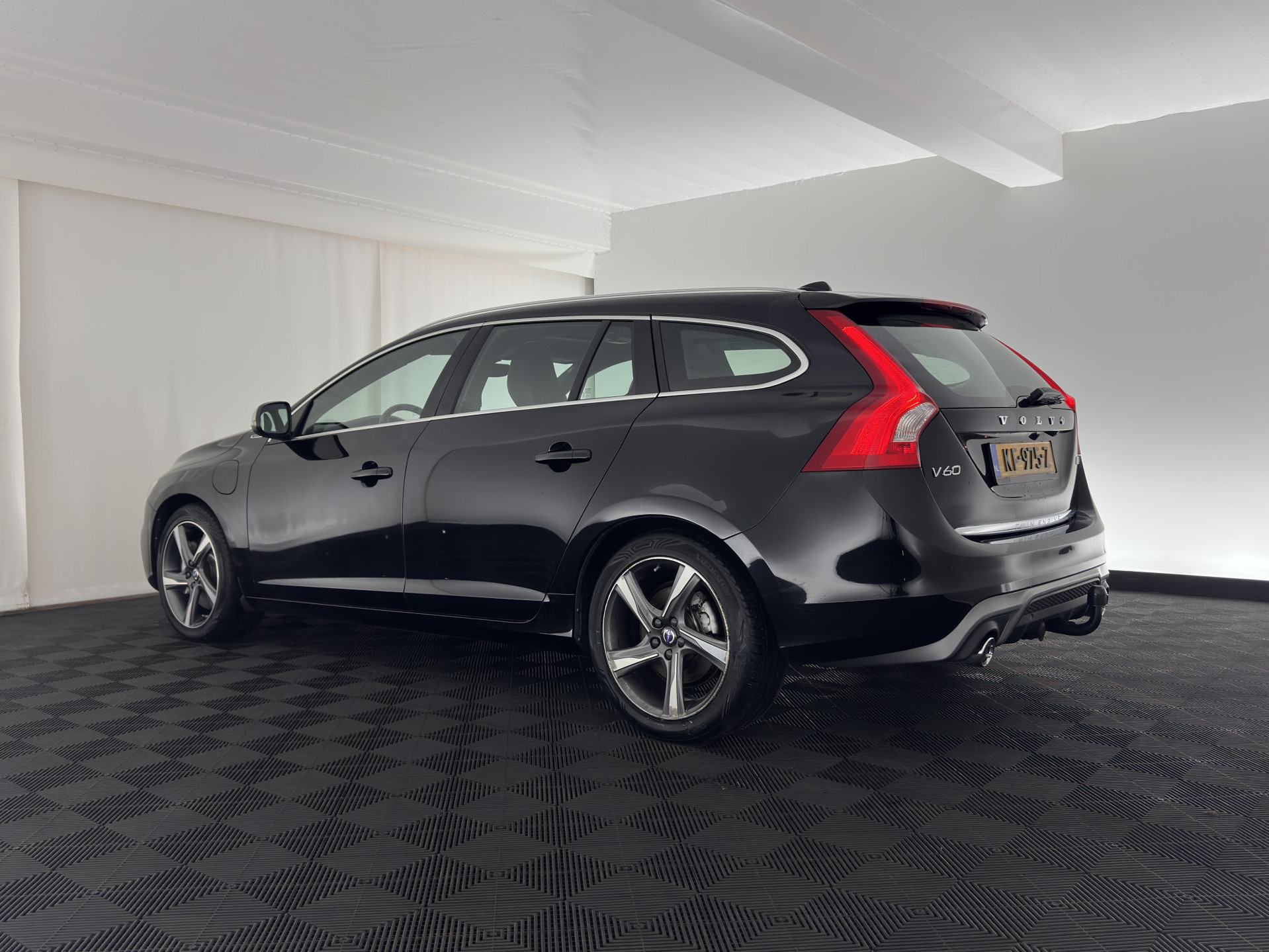 Volvo V60 2.4 D6 Twin Engine R-Design Aut. *PANO | LEATHER-ALCANTARA | BI-XENON | MEMORY-PACK | HEATED-COMFORTSEATS | NAVI-FULLMAP | CAMERA | PRIVACY-GLASS | ECC | PDC | CRUISE | 18''ALU*