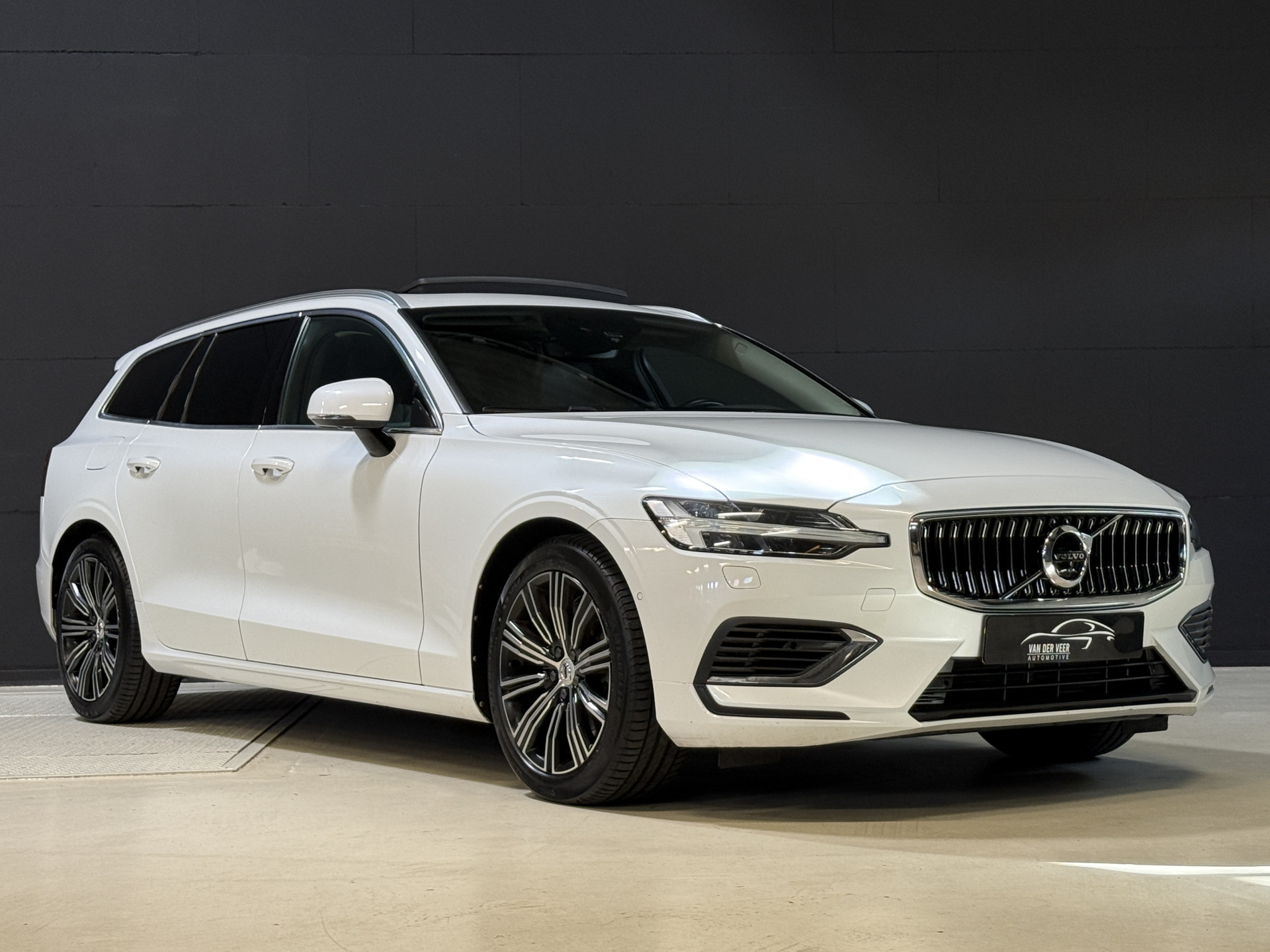 Volvo V60 2.0 T8 Twin Engine AWD Inscription | Panoramadak | 360 camera | Harman/Kardon | Adaptive cruise | Stoelverwarming
