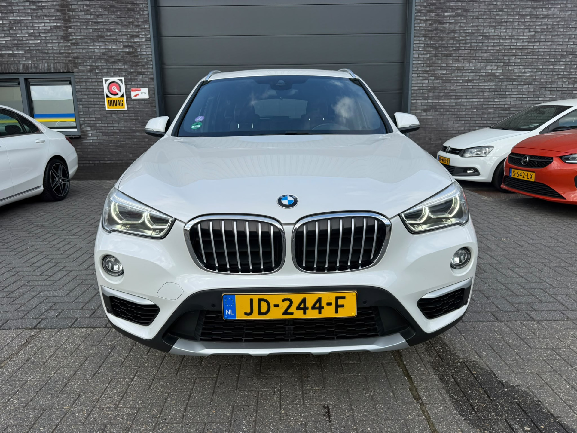 BMW X1 xDrive20i xLine | 3E EIGENAAR | 3/6/12MND GARANTIE| PANO DAK | HEAD UP | LEDER | NAVI |