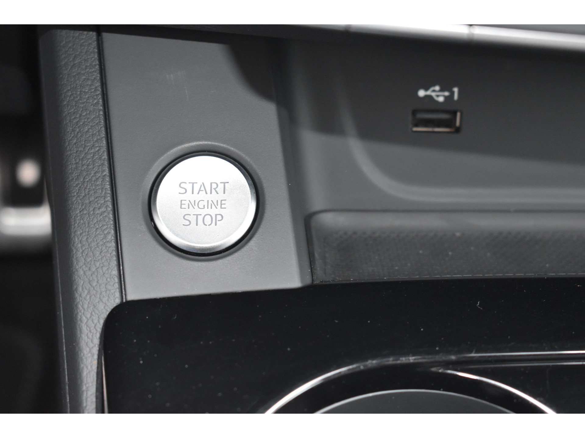 Audi A4 Limousine 35 TFSI S-line 2.0 Mild Hybrid S-line black-line Automaat Leder interieur