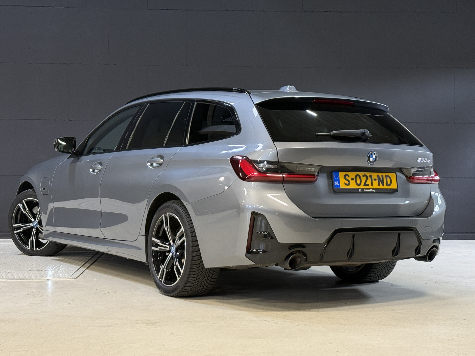 BMW 3-serie Touring 330e | M-Sport | Facelift | Lederen sportstoelen | Harman/Kardon | Sfeerverlichting | Full LED
