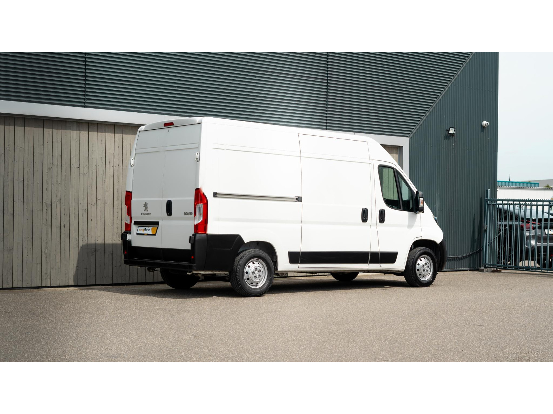 Peugeot Boxer 330 2.2 BlueHDi 140 L2H2 Premium | Navigatie | Houtenvloer In Laadruimte | Airco