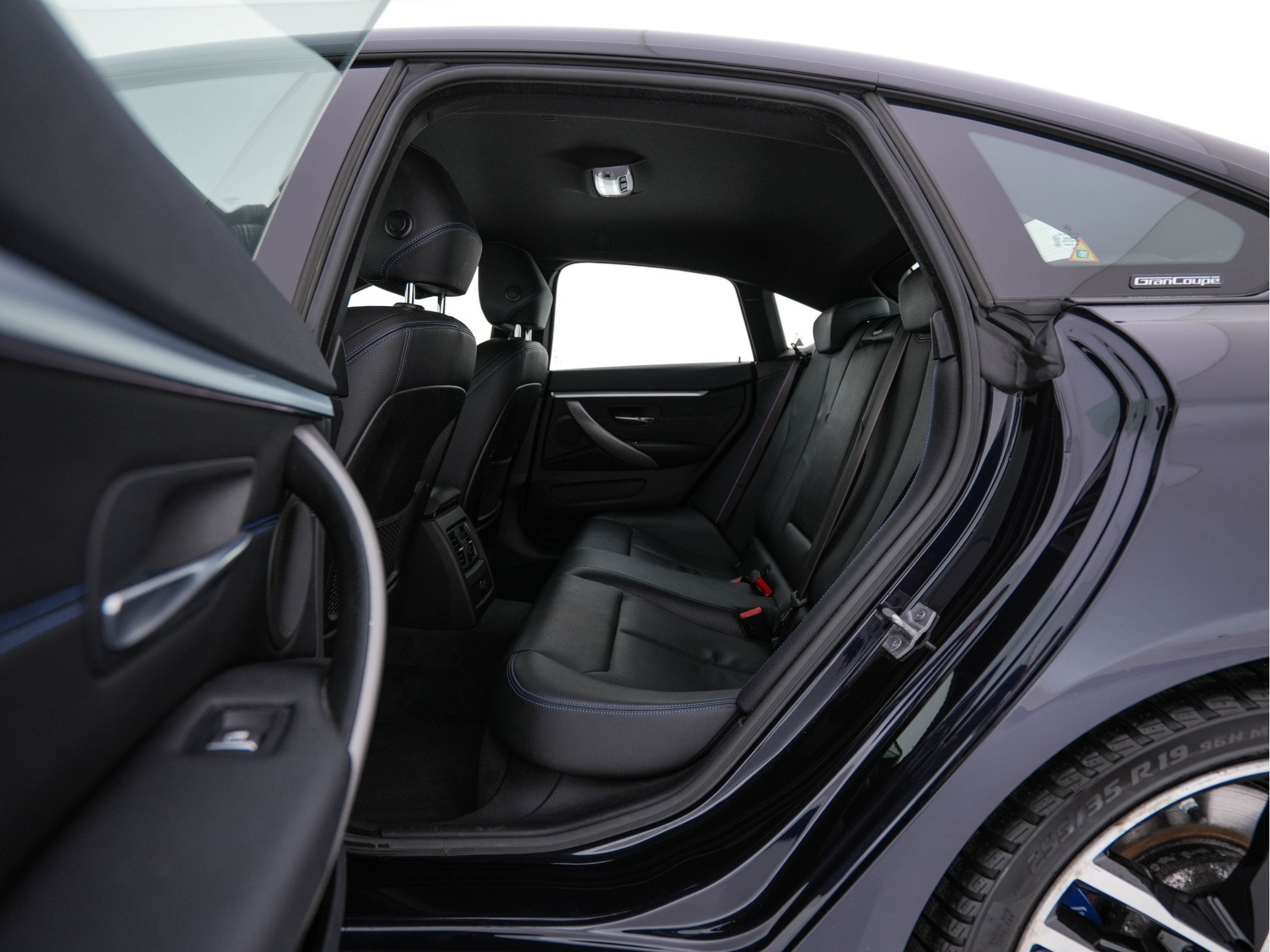 BMW 4-serie Gran Coupé 420i M-Sportpack High Executive Edition (INCL-BTW) Aut. *LEATHER | FULL-LED | DIGI-COCKPIT | HIFI-SOUND | HEATED-SPORTSEATS | DAB+ | CAMERA | SHIFTPADDLES | PRIVACYGLASS | HEAD-UP | TOWBAR | KEYLESS | CARBON-INLAY | 19''ALU*