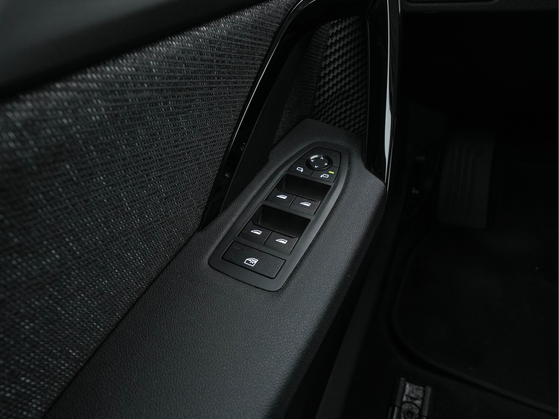 BMW iX1 xDrive30 Launch Edition 67 kWh [ 3-Fase-11kW ] {SOH-100%} (INCL-BTW) Aut. *FULL-LED | DIGI-COCKPIT | DAB+ | NAVI-FULLMAP | PRIVACYGLASS | COMFORTSEATS | ECC | PDC | CRUISE | 18''ALU*