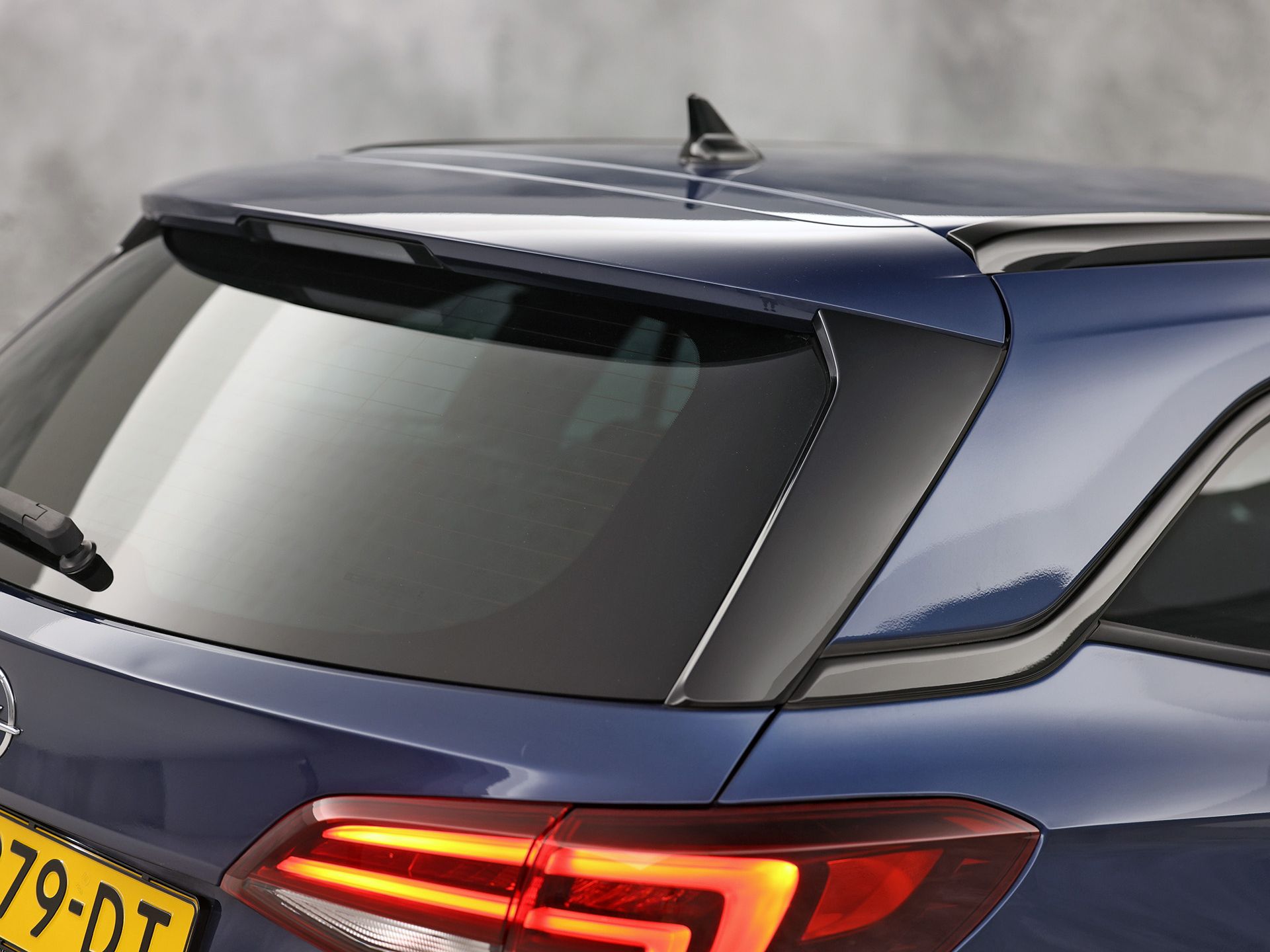 Opel Astra Sports Tourer 1.2 Launch Sport (VIRTUAL COCKPIT, APPLE CARPLAY, GROOT NAVI, CAMERA, STUUR/STOELVERWARMING, SPORTSTOELEN, GETINT GLAS, ADAPTIVE CRUISE, ZWART HEMEL, NIEUWSTAAT)