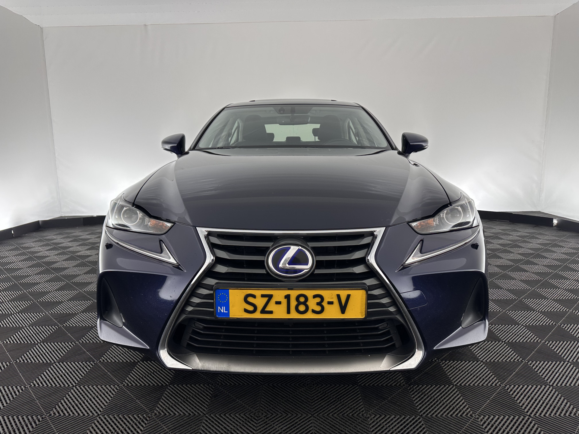 Lexus IS 300h Hybrid Business Line Aut. *PANO | LEATHER-MICROFIBRE | FULL-LED | NAVI-FULLMAP | HEATED-COMFORTSEATS | CAMERA | ECC | SHIFT-PADDLES | PDC | CRUISE | 17''ALU*
