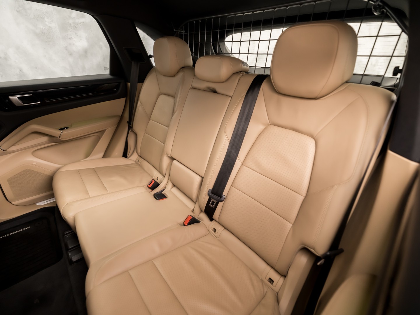 Porsche Cayenne 3.0 E-Hybrid Sport 463Pk (SPORTCHRONO PAKKET, LUCHTVERING, SOH 95%, BLACK PACK, APPLE CARPLAY, MEMORY SEATS, STOELVERWARMING, GETINT GLAS, CAMERA, NIEUWSTAAT)