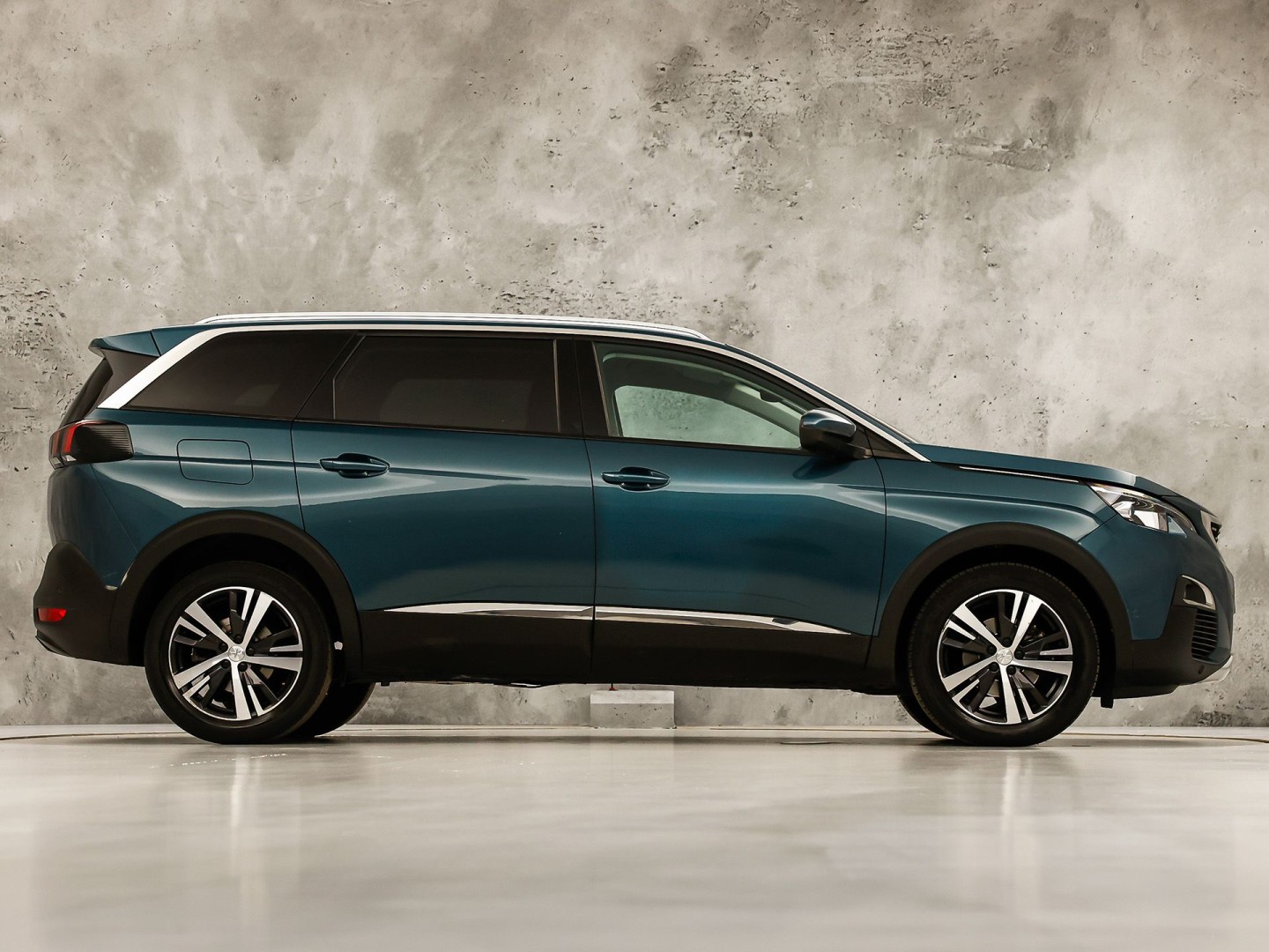 Peugeot 5008 1.2 PureTech GT-Line 7 Persoons Automaat 131Pk (GROOT NAVI, APPLE CARPLAY, 360 CAMERA, SPORTSTOELEN, KEYLESS, VIRTUAL DASHBOARD, LM VELGEN, NIEUWE APK)