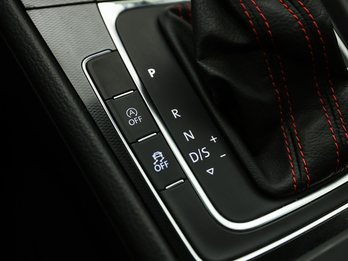 Volkswagen Golf 2.0 TSI GTI 220Pk Automaat (NAVIGATIE, CLIMATE, LEDER, STOELVERWARMING, SPORTSTOELEN, GETINT GLAS, XENON, NIEUWSTAAT)
