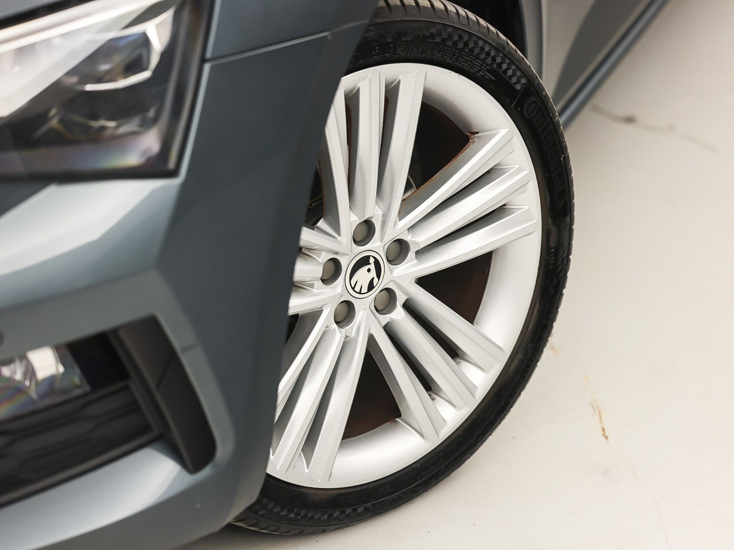 Škoda Scala 1.0 TSI Sport Automaat (VIRTUAL COCKPIT, APPLE CARPLAY, GROOT NAVI, CLIMATE, STOELVERWARMING, SPORTSTOELEN, PARKEERSENSOREN, LED KOPLAMPEN, NIEUWSTAAT)