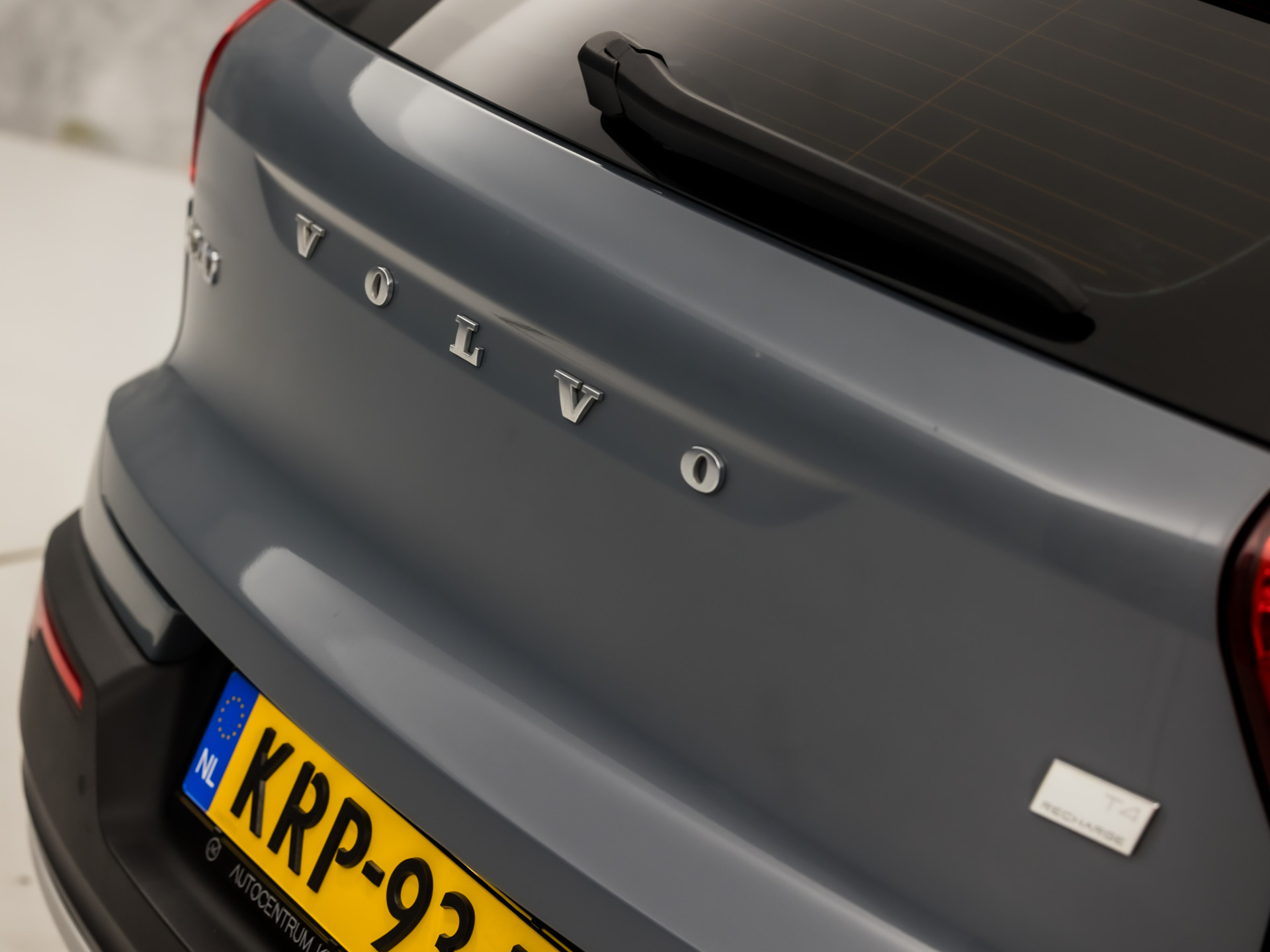 Volvo XC40 1.5 T4 Recharge Inscription 211Pk Automaat (APPLE CARPLAY, STUUR/STOELVERWARMING, MEMORY SEATS, CAMERA, STOELVERWARMING ACHTER, KEYLESS, GETINT GLAS, ELEK ACHTERKLEP, ZWART HEMEL, NIEUWSTAAT)