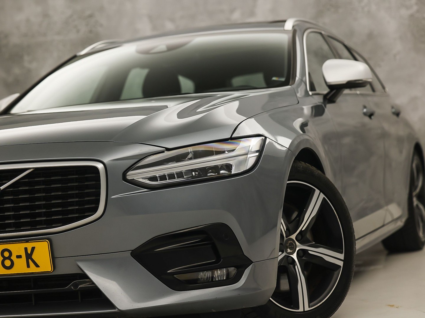 Volvo V90 2.0 T4 R-Design Automaat 190Pk (PANORAMADAK, HARMAN/KARDON, MEMORY SEATS, APPLE CARPLAY, GETINT GLAS, CAMERA, STOELVERWARMING, LEDER, NIEUWE APK, NIEUWSTAAT)