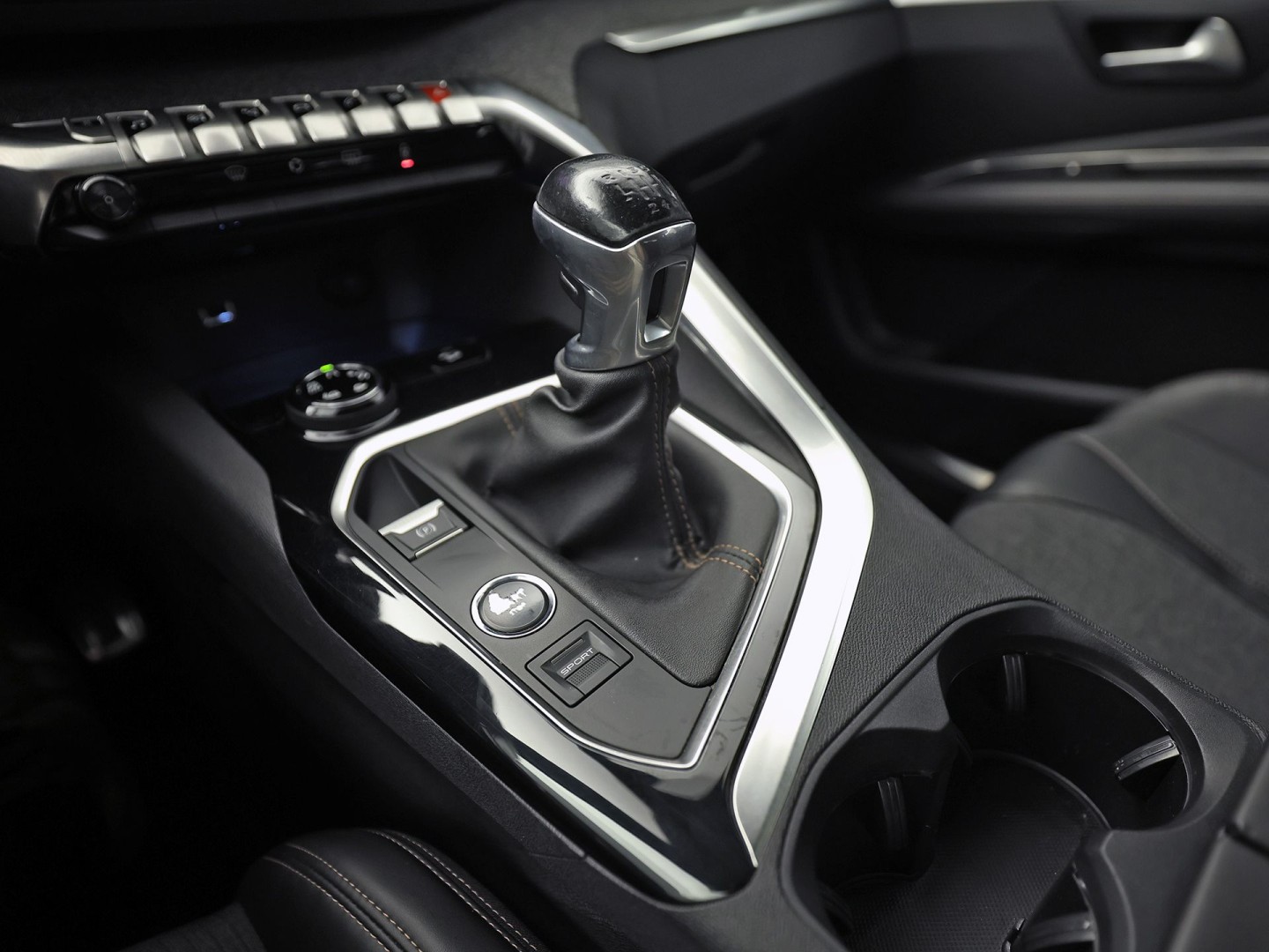 Peugeot 3008 1.2 PureTech GT Line (PANORAMADAK, APPLE CARPLAY, KEYLESS, 360 CAMERA, SPORTSTOELEN, GETINT GLAS, LED KOPLAMPEN, DRIVE MODE, NIEUWSTAAT)