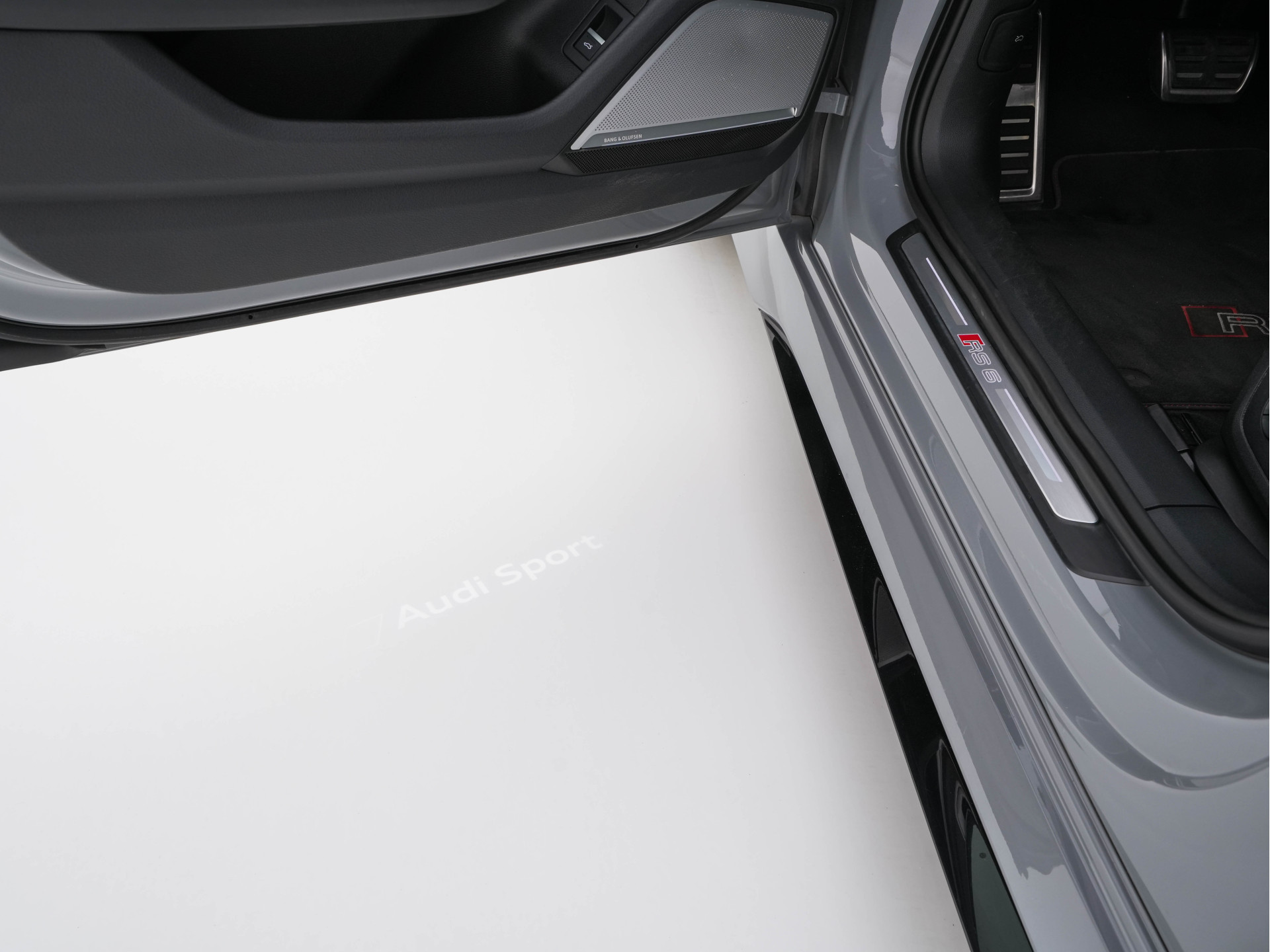 Audi RS6 Avant TFSI Quattro ! FULL-OPTIONS ! (INCL-BTW) Aut. *CERAMIC-BREAKS | VALCONA-LUXURY-LEATHER | HEAD-UP | LASER-LIGHT | BANG&OLUFSEN-ADVANCED | SOFT-CLOSE | ADAPTIVE-CRUISE | BLINDSPOT | TOP-VIEW | MEMORY-PACK | DAB+ | ...