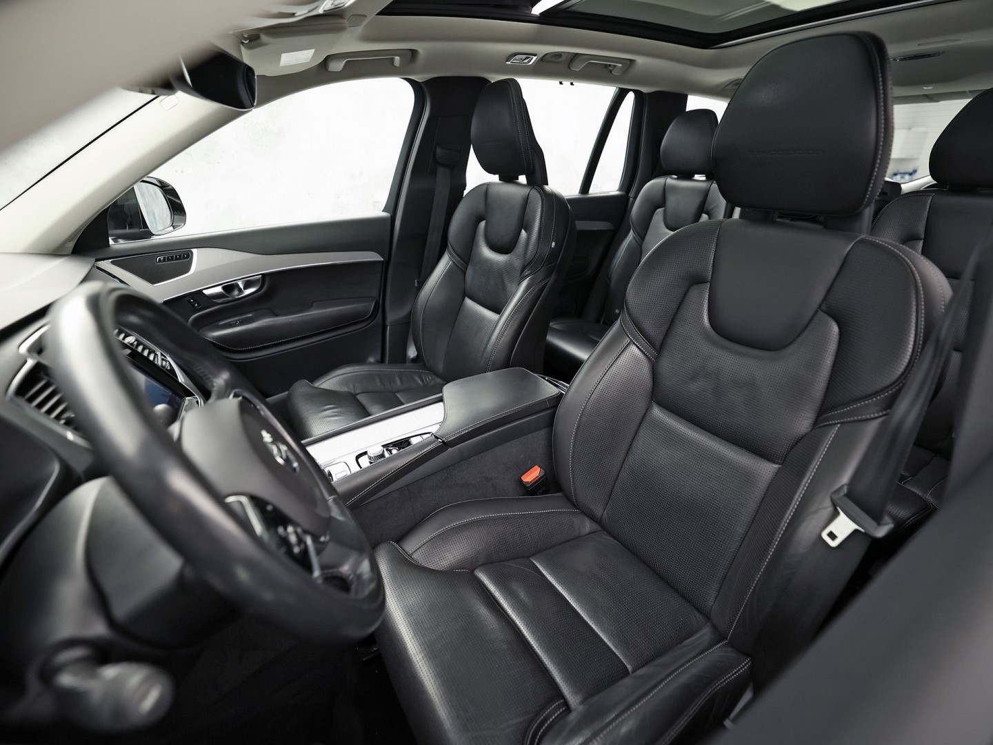 Volvo XC90 2.0 T8 Twin Engine AWD Inscription Automaat 407Pk (PANORAMADAK, APPLE CARPLAY, MEMORY SEATS, STOELVERWARMING/KOELING, CAMERA, GETINT GLAS, LEDER, TREKHAAK, NIEUWE APK)