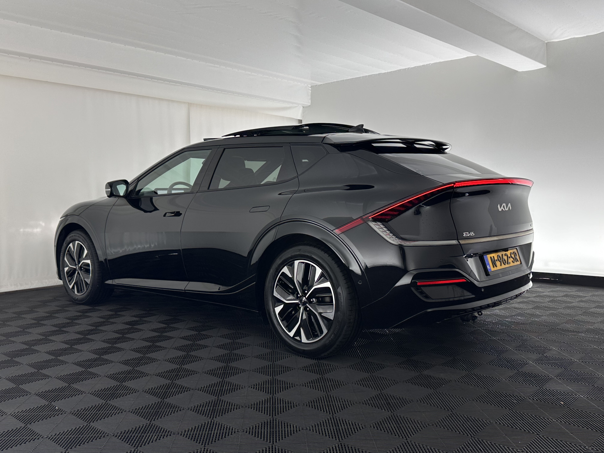 Kia EV6 GT-Line 77.4 kWh (3-Fase-11kW) {SOH-96%} (INCL-BTW) Aut. *HEATPUMP | PANO | HEAD-UP | LEATHER-ALCANTARA | ADAPTIVE-CRUISE | DIGI-COCKPIT | MERIDIAN-AUDIO | MEMORYPACK | FULL-LED | KEYLESS | TOPVIEW | DAB | BLINDSPOT | NAVI-FULLMAP |