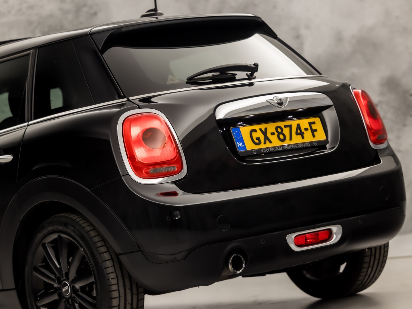 MINI 5-deurs 1.5 Cooper Chili Sport Automaat 136Pk (PANORAMADAK, 1e EIGENAAR, DEALER ONDERHOUDEN, 5 DEURS, NAVIGATIE, LEDER, SPORTSTOELEN, GETINT GLAS, PARKEERSENSOREN, NIEUWSTAAT)
