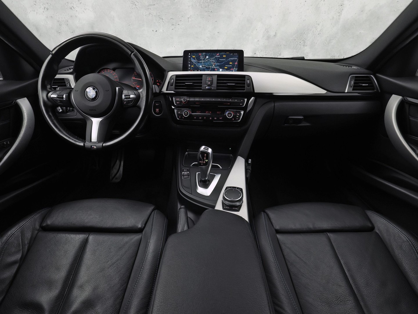 BMW 3 Serie 318i M Sport High Executive Automaat (VIRTUAL COCKPIT, M PAKKET, GROOT NAVI, STOELVERWARMING, SPORT AUTOMAAT, SPORTSTOELEN, TREKHAAK, GETINT GLAS, PARKEERSENSOREN, NIEUWSTAAT)