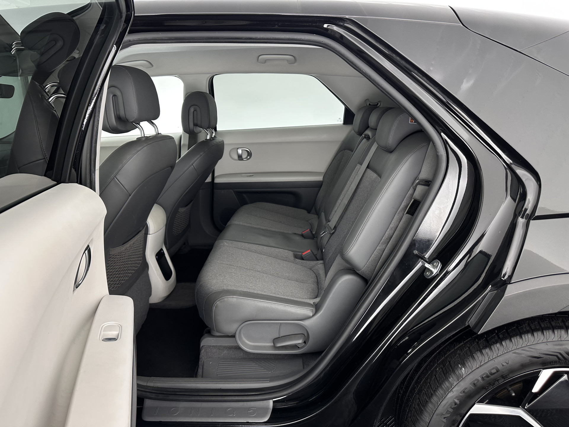 Hyundai IONIQ 5 Connect+ 73kWh (3-Fase-11kW) {SOH-98%} INCL-BTW) Aut *HEATPUMP | LEATHER-FABRIC | BOSE-AUDIO | FULL-LED | DIGI-COCKPIT | AMBIENTLIGHT | DAB | SHIFTPADDLES | HEAD-UP | NAVI-FULLMAP | KEYLESS | CAMERA | HEATED-COMFORTSEATS | TOWBAR*