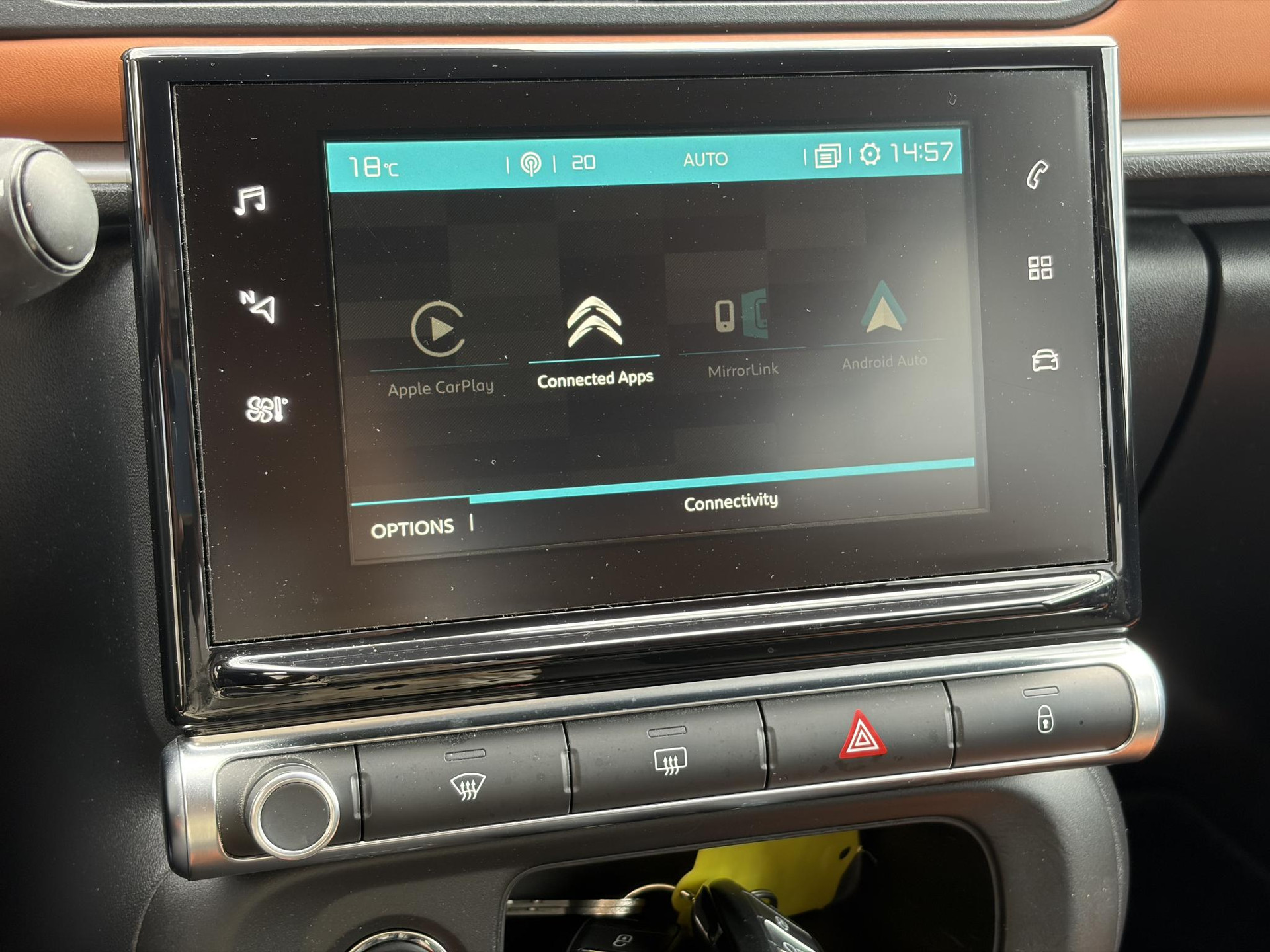 Citroen C3 1.2 PureTech Shine ✓Dealer Onderhouden✓2e Eigenaar✓Carplay✓Camera✓Navi✓Clima✓Cruise✓Pdc V+A✓Keyless✓Halfleder✓Trekhaak✓Rijstrooksensor✓Dodehoeksensor✓17'' Lm velgen✓N.A.P✓Nieuwe Apk bij Aflevering