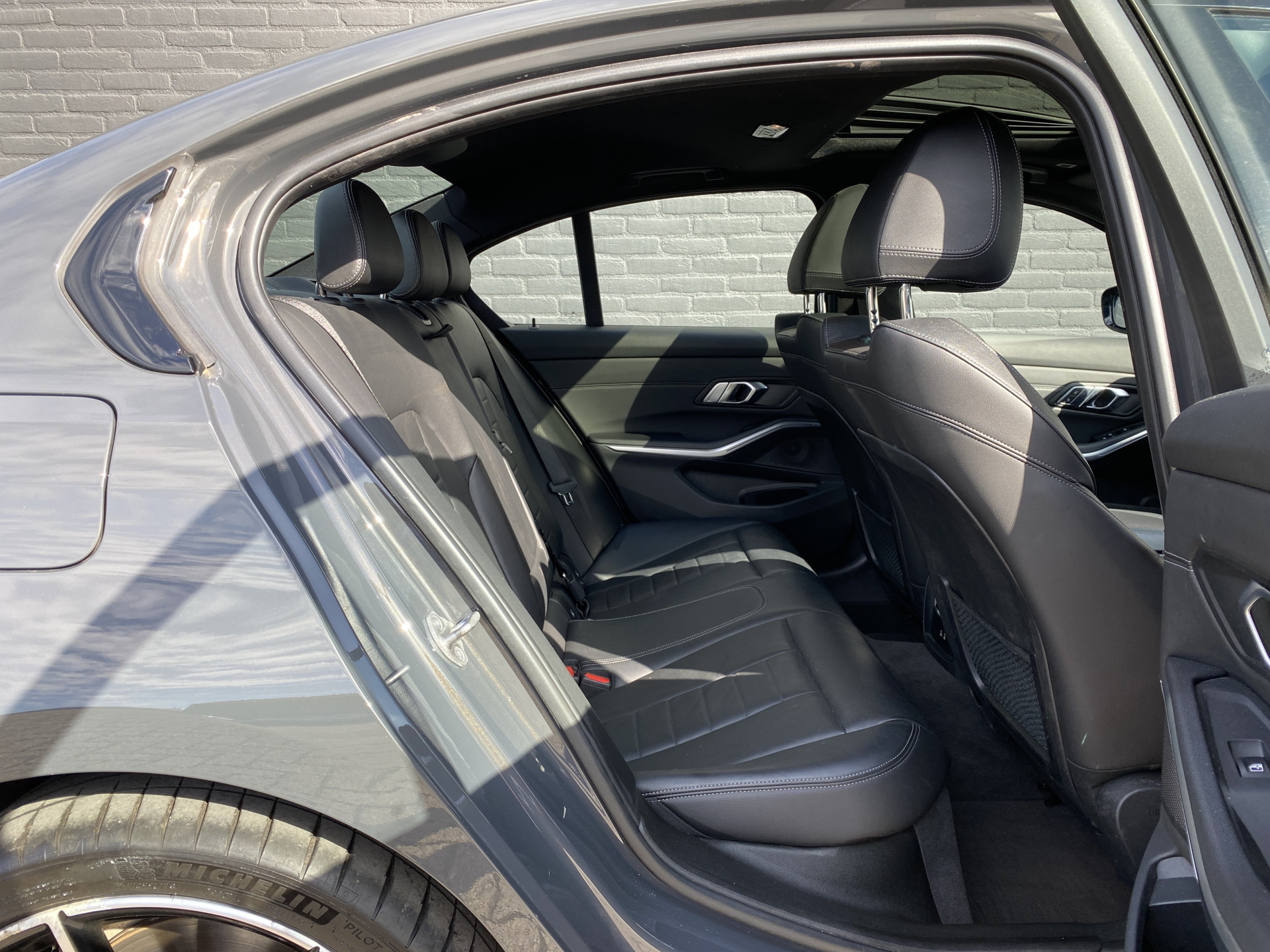 BMW 3-serie 330e High Executive M-Sport | 1e eigenaar | dealer onderh. | schuifdak | leder sportstoelen | camera | BTW auto