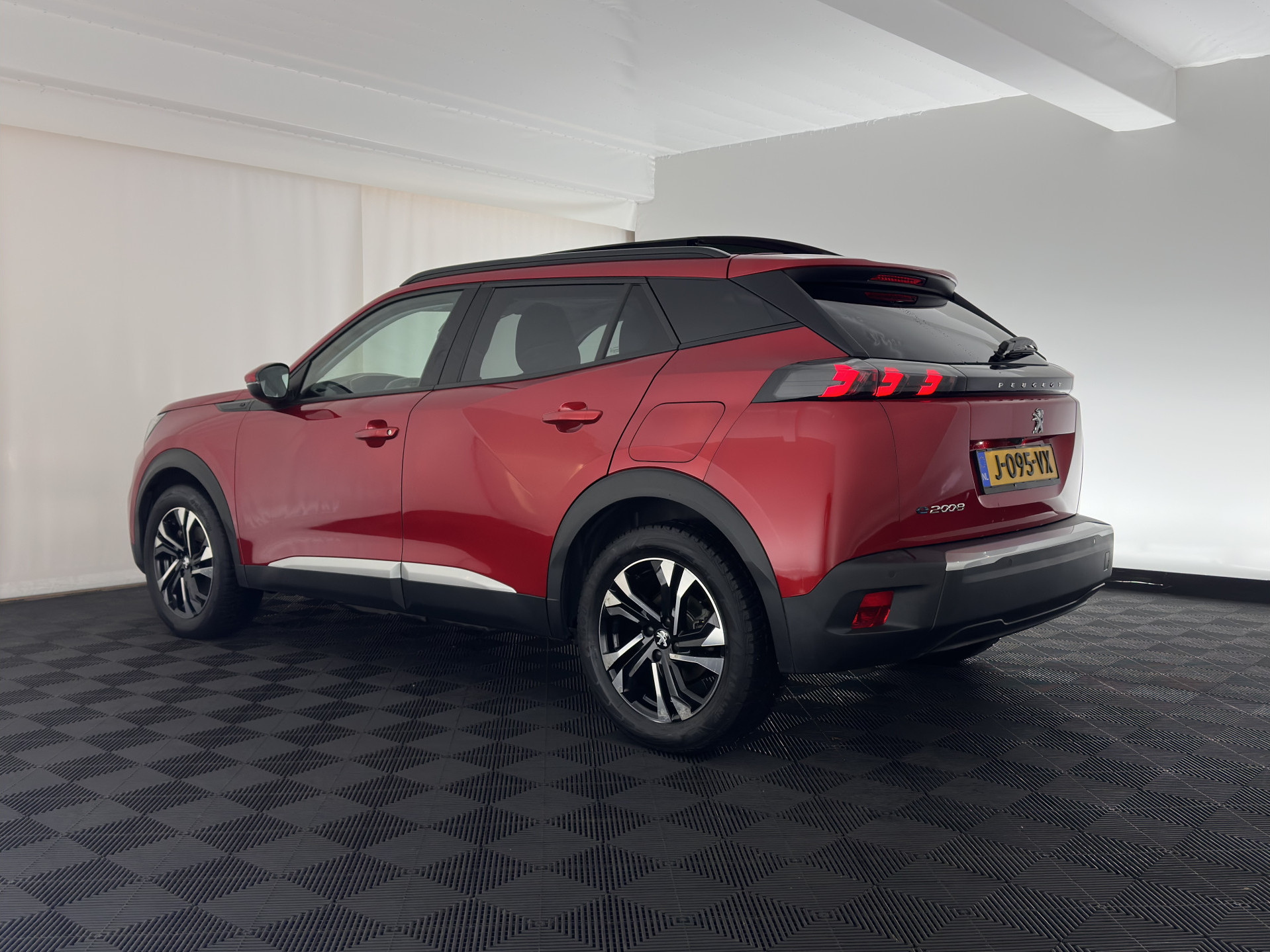 Peugeot e-2008 EV Allure 50 kWh [ 3-Fase ] {SOH-84%} (INCL-BTW) *PANO | LEATHER-FABRIC | FULL-LED | SPORT-SEATS | DIGI-COCKPIT | CAMERA | KEYLESS | PRIVACY-GLASS | DAB+ | NAVI-FULLMAP | ECC | CARPLAY | LANE-ASSIST | PDC | CRUISE | 17''ALU*