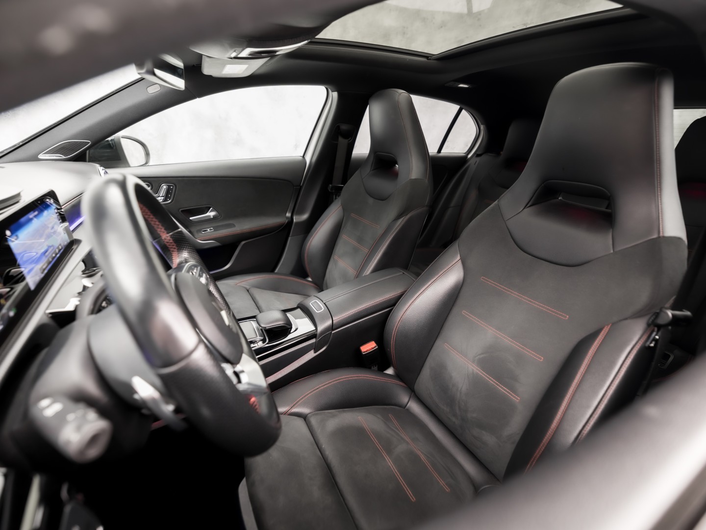 Mercedes-Benz A-Klasse 250 AMG Sport 224Pk Automaat (PANORAMADAK, MEMORY SEATS, 360 CAMERA, BURMESTER, GROOT NAVI, SFEERVERLICHTING, WIDESCREEN, ADAPTIVE CRUISE, NIEUWSTAAT)