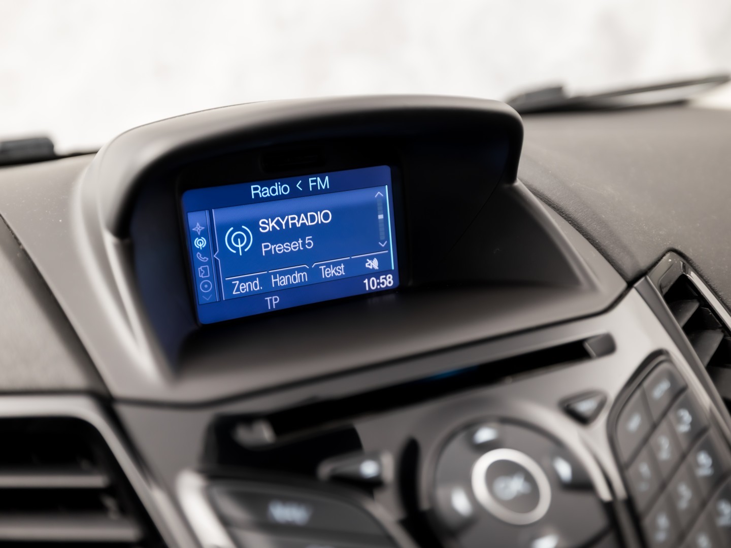 Ford Fiesta 1.0 EcoBoost Titanium Sport 101Pk (NAVIGATIE, 1e EIGENAAR, CLIMATE, STOELVERWARMING, SPORTSTOELEN, GETINT GLAS, CRUISE, PARKEERSENSOREN, TREKHAAK, LM VELGEN, NIEUWSTAAT)