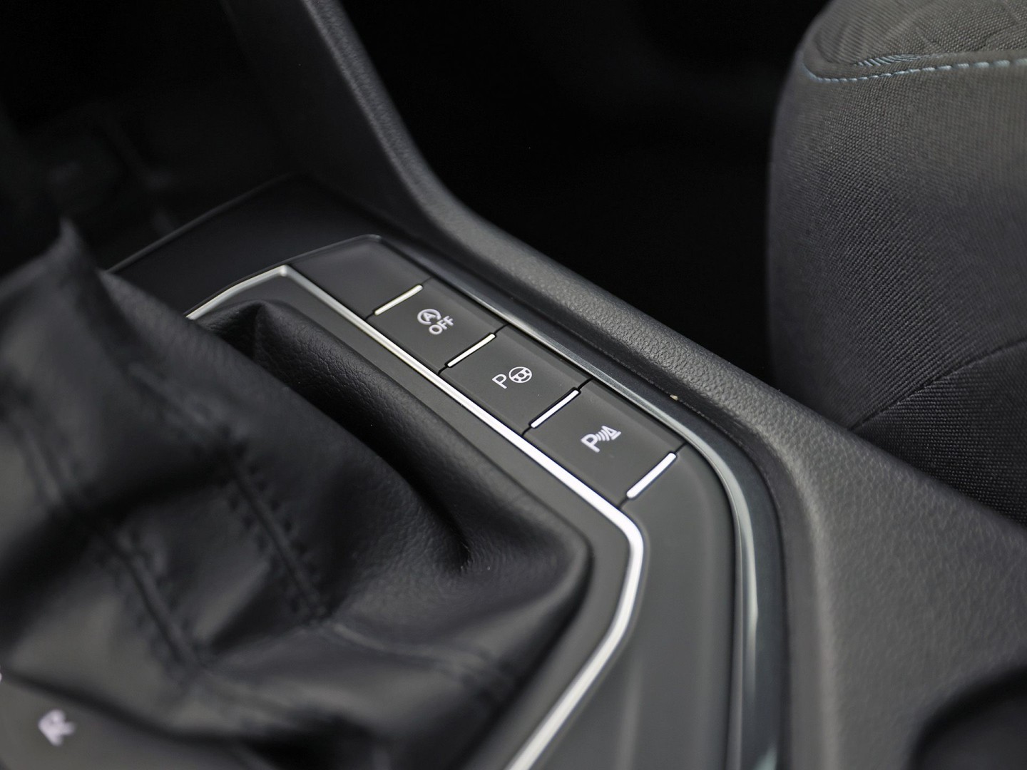 Volkswagen Tiguan 1.5 TSI ACT Highline 150Pk Automaat (VIRTUAL COCKPIT, APPLE CARPLAY, GROOT NAVI, CAMERA, STOELVERWARMING, SPORTSTOELEN, GETINT GLAS, ADAPTIVE CRUISE, NIEUWSTAAT)
