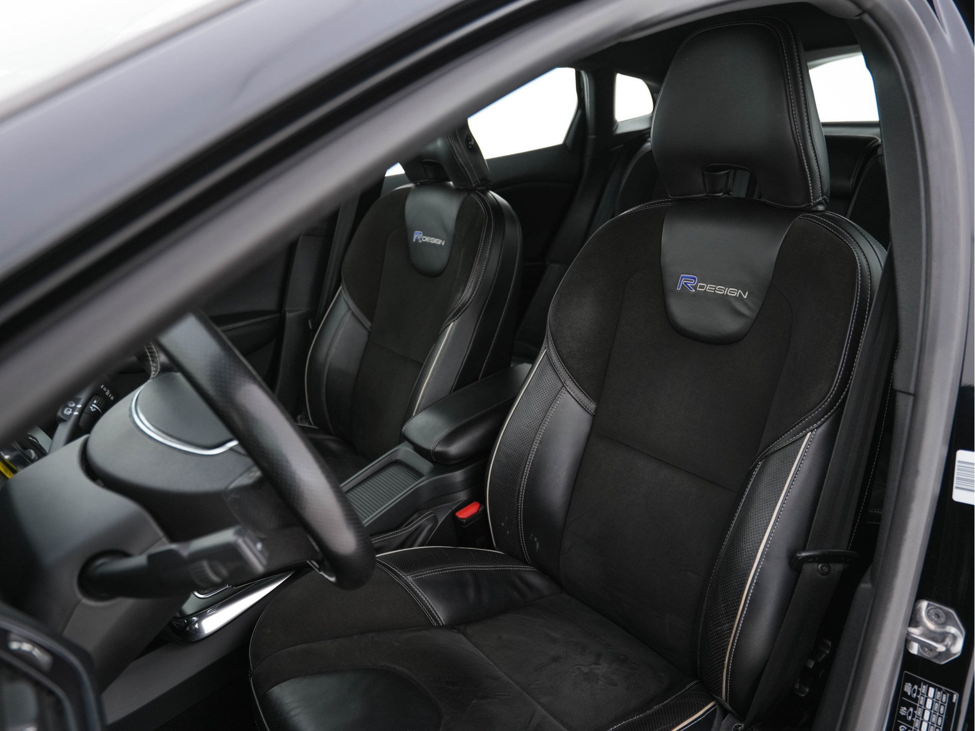 Volvo V40 1.6 T3 R-Design *NAVI-FULLMAP | LEATHER-ALCANTARA | ECC | PDC | CRUISE | SPORT-SEATS | TOWBAR | 17''ALU*