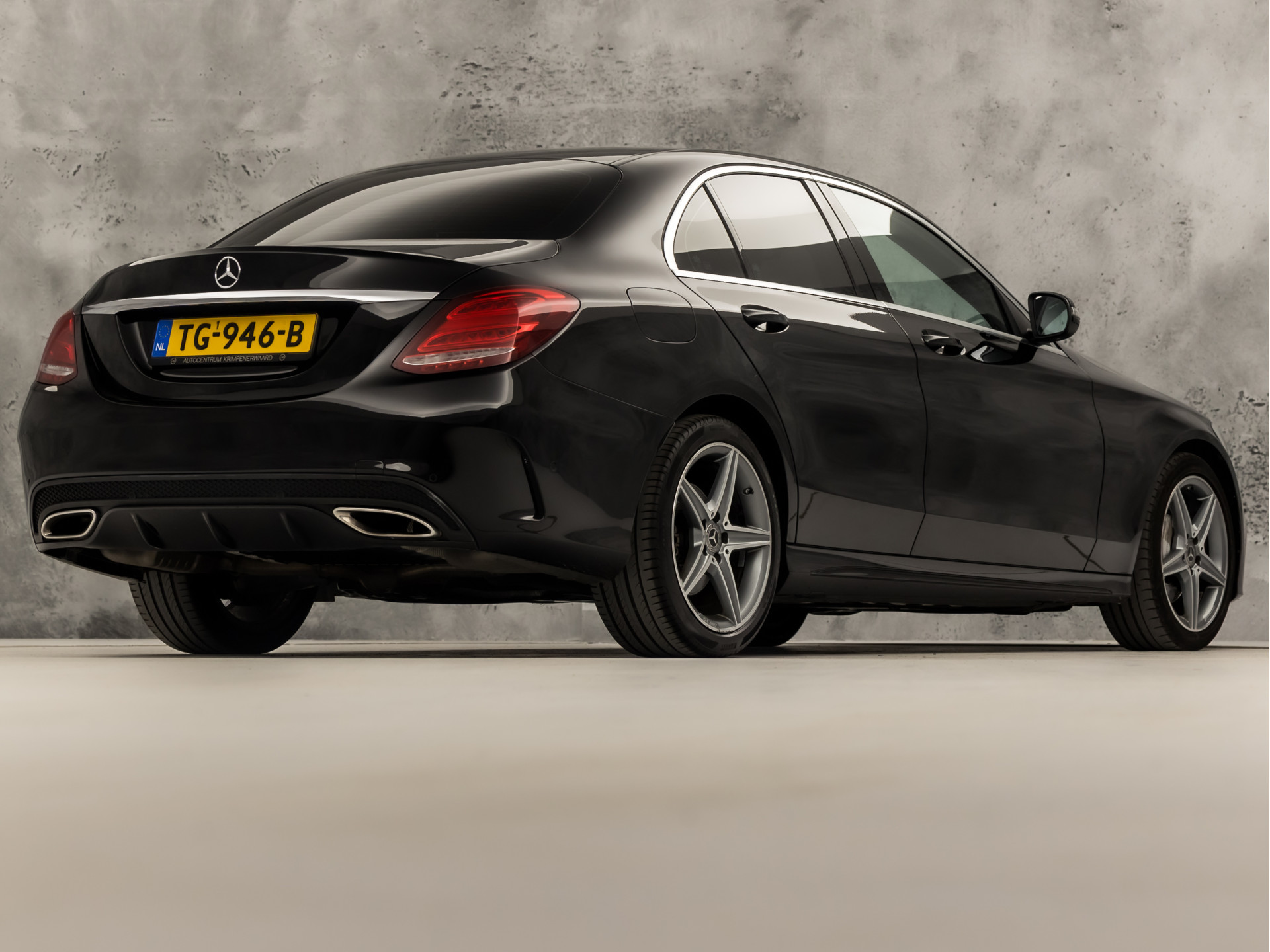 Mercedes-Benz C-Klasse 180 AMG Sport 156Pk Automaat (NAVIGATIE, CAMERA, LEDER, ZWART HEMEL, STOELVERWARMING, SPORTSTOELEN, GETINT GLAS, NIEUWSTAAT)