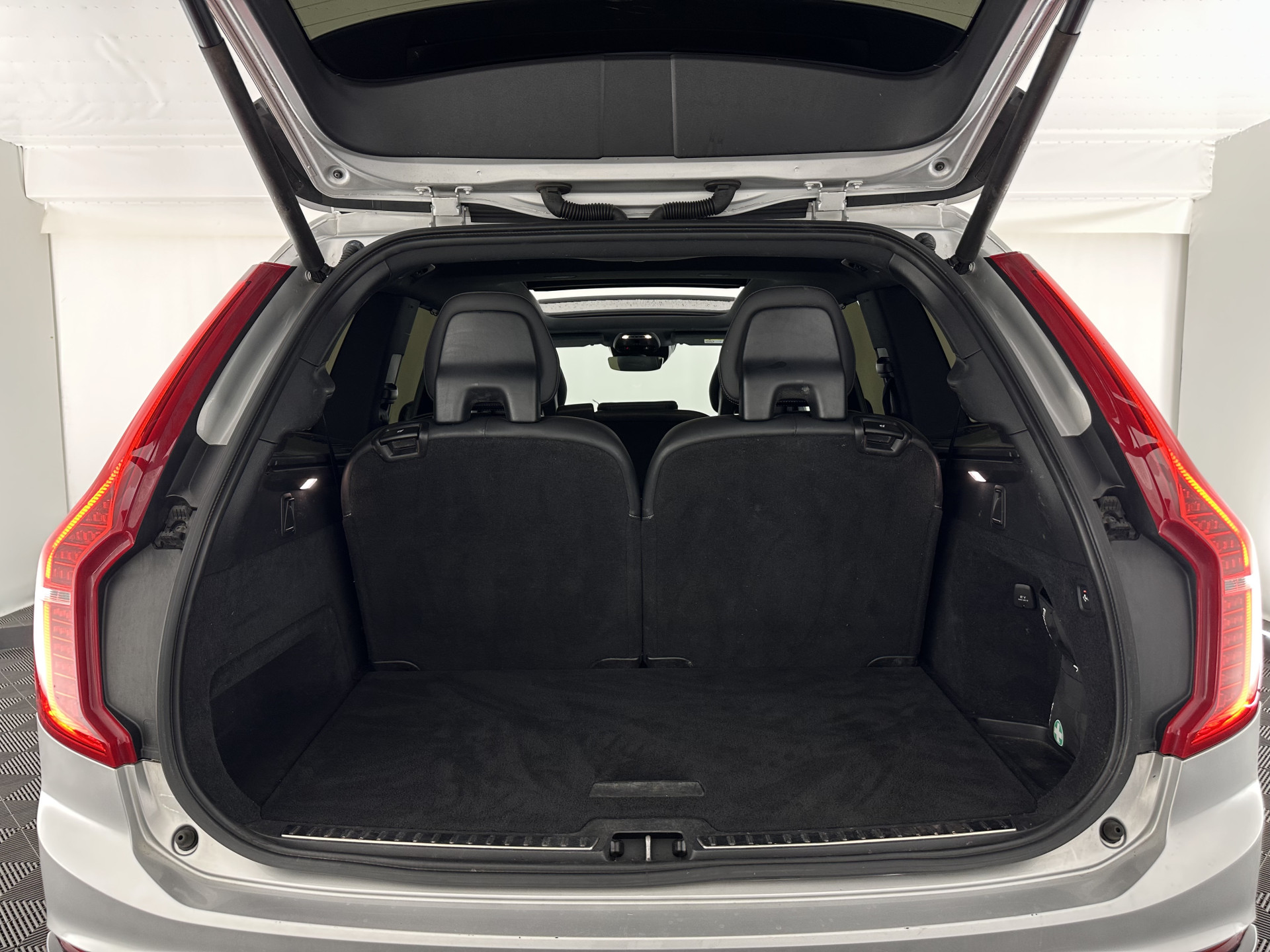 Volvo XC90 2.0 B5 AWD Inscription Intro Edition R-Design [ 7-Pers. ] Aut. *PANO | LEATHER-ALCANTARA | FULL-LED | MEMORY-PACK | BOWERS&WILKINS | BLINDSPOT | KEYLESS | DIGI-COCKPIT | NAVI-FULLMAP | PRIVACY-GLASS | HEATED-SPORTSEATS | 20''ALU | TOWBAR*