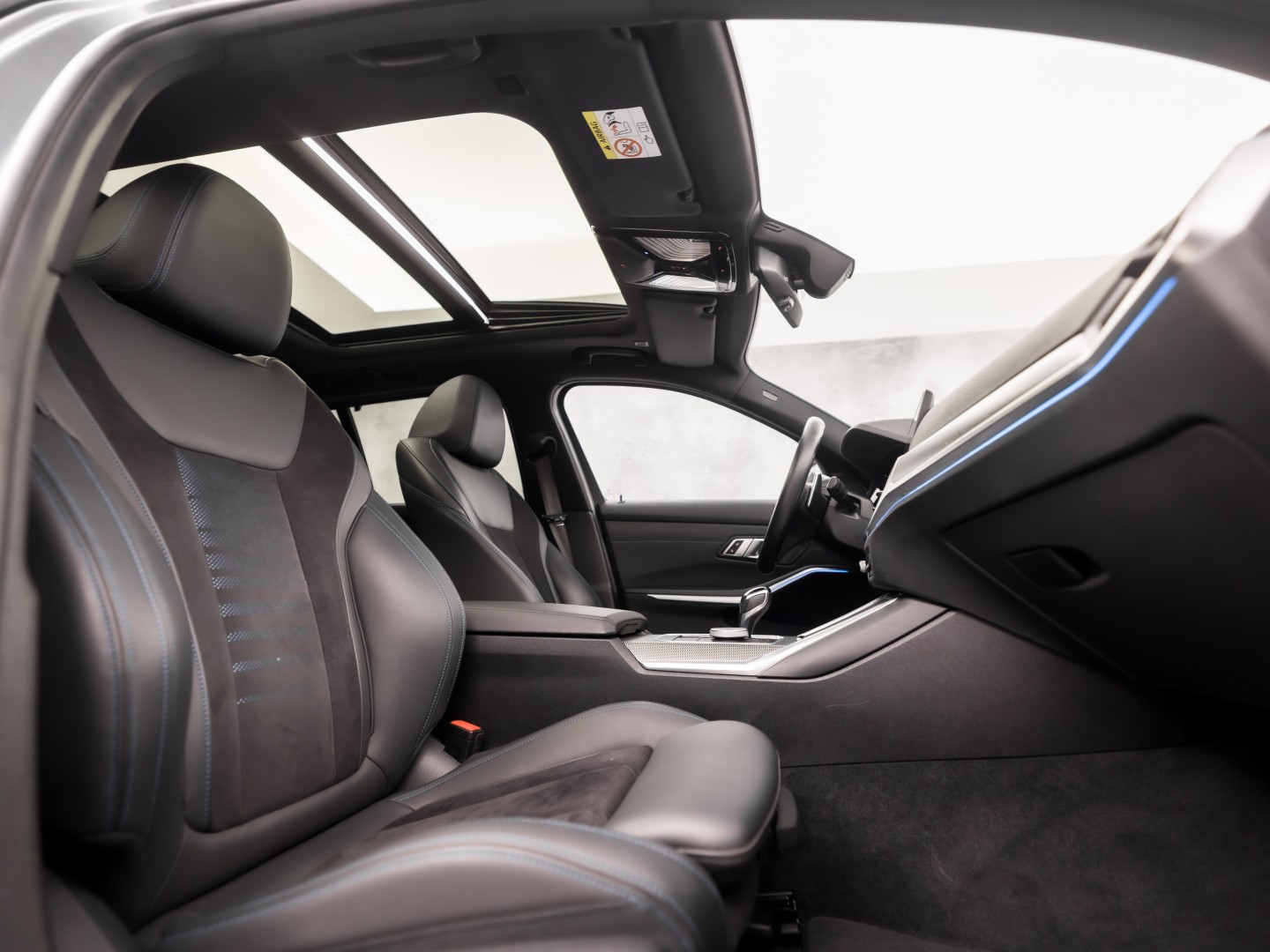 BMW 3 Serie 330e M Sport High Executive 292Pk Automaat (PANORAMADAK, M PAKKET, APPLE CARPLAY, CAMERA, LEDER/ALCANTARA, SFEERVERLICHTING, GETINT GLAS, ELEK ACHTERKLEP, STOELVERWARMING, NIEUWSTAAT)